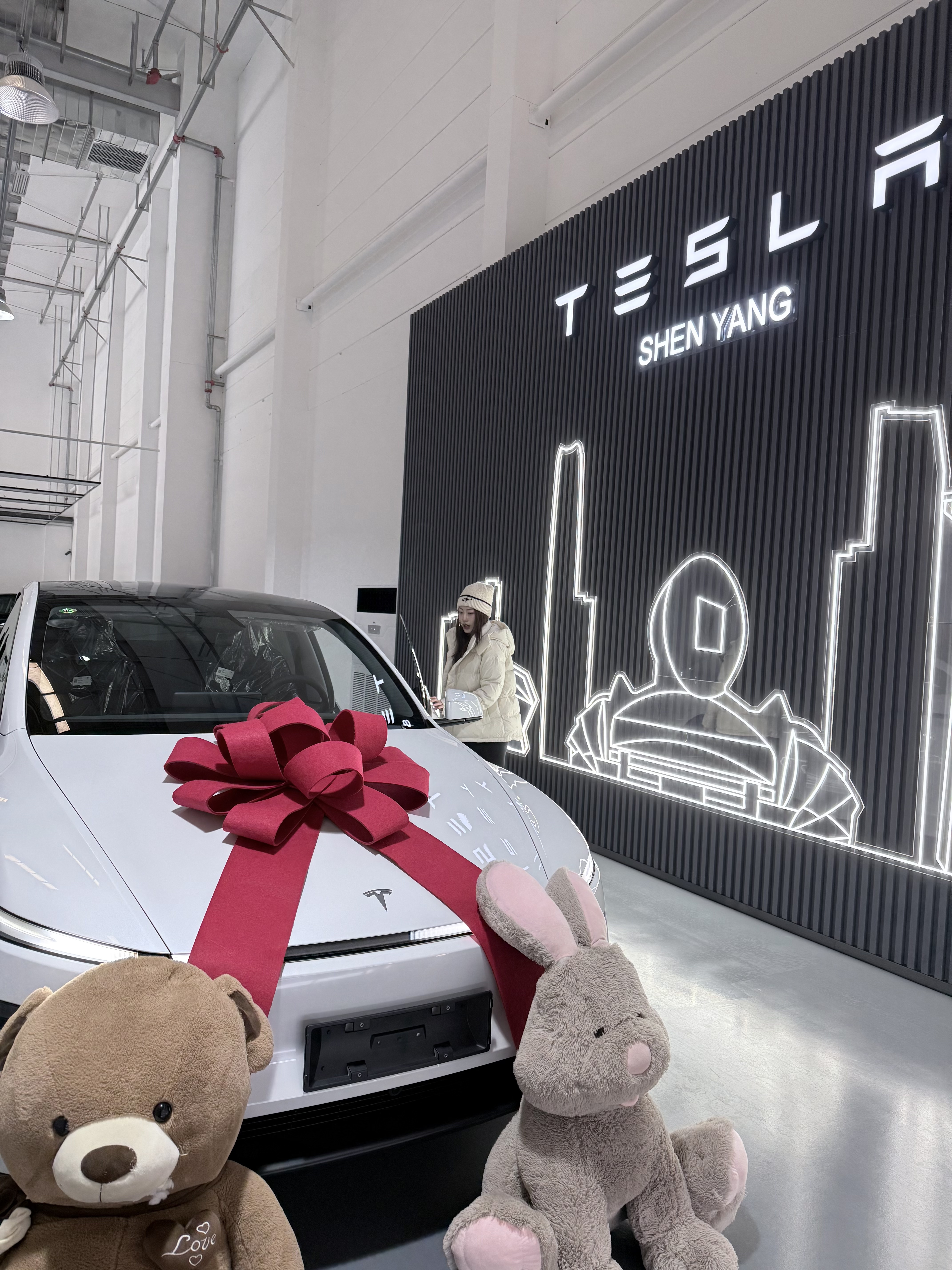 恭喜这位女士，喜提特斯拉～ 人生中第二辆大玩具🚗
全力仪父，全款拿下🎉
接下来就由“善良大鼠标”陪我一起度过下一阶段的旅途啦[喝奶茶R] #提车日记 #特斯拉 #焕新y @曲美美大王