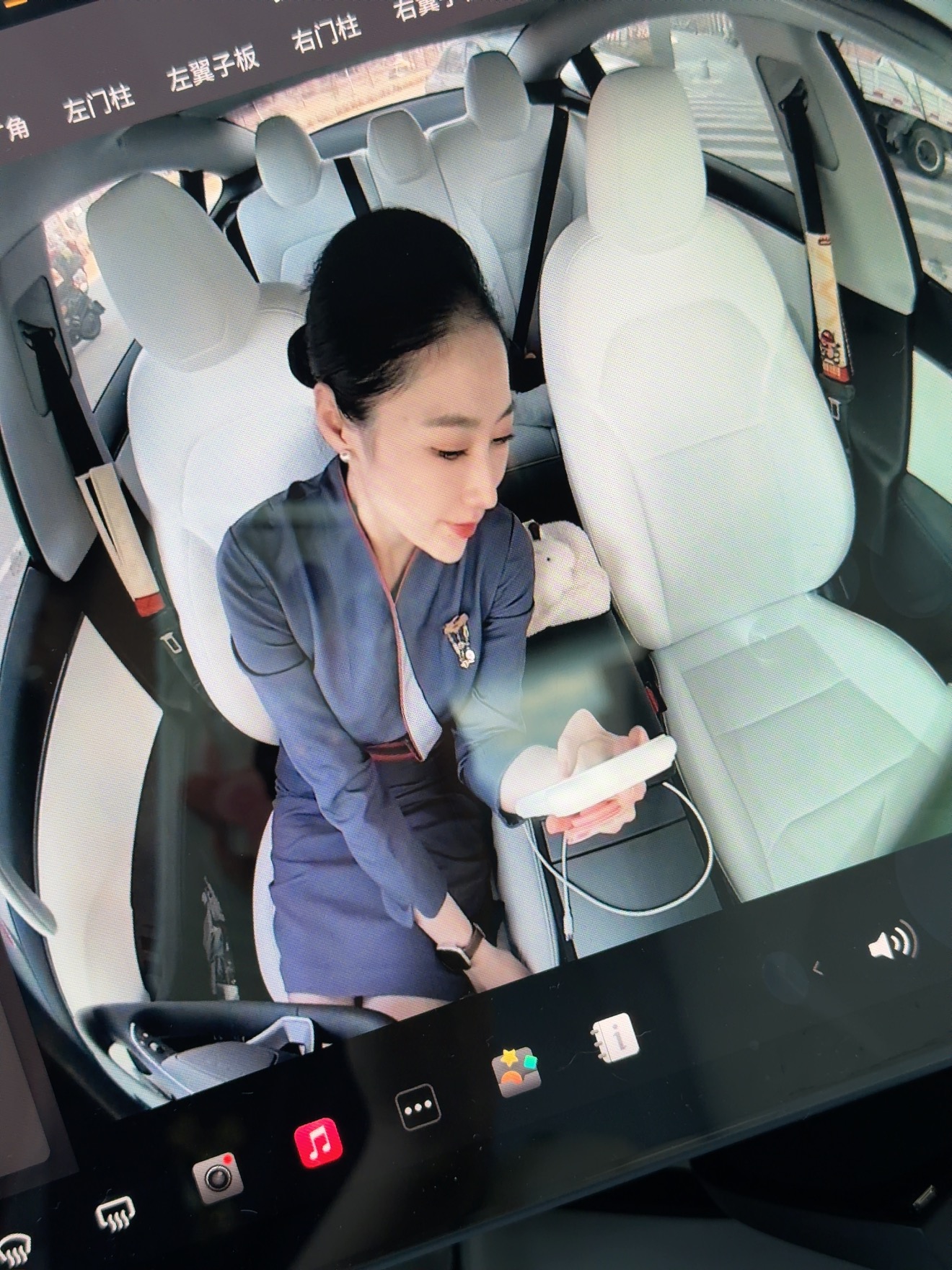 特斯拉驾驶室摄像头用上了 终于get到了新的自拍方式，还挺好用的，自带美颜磨皮效果hhhh
#特斯拉 #车内拍照 #ota升级 @今晚要早睡