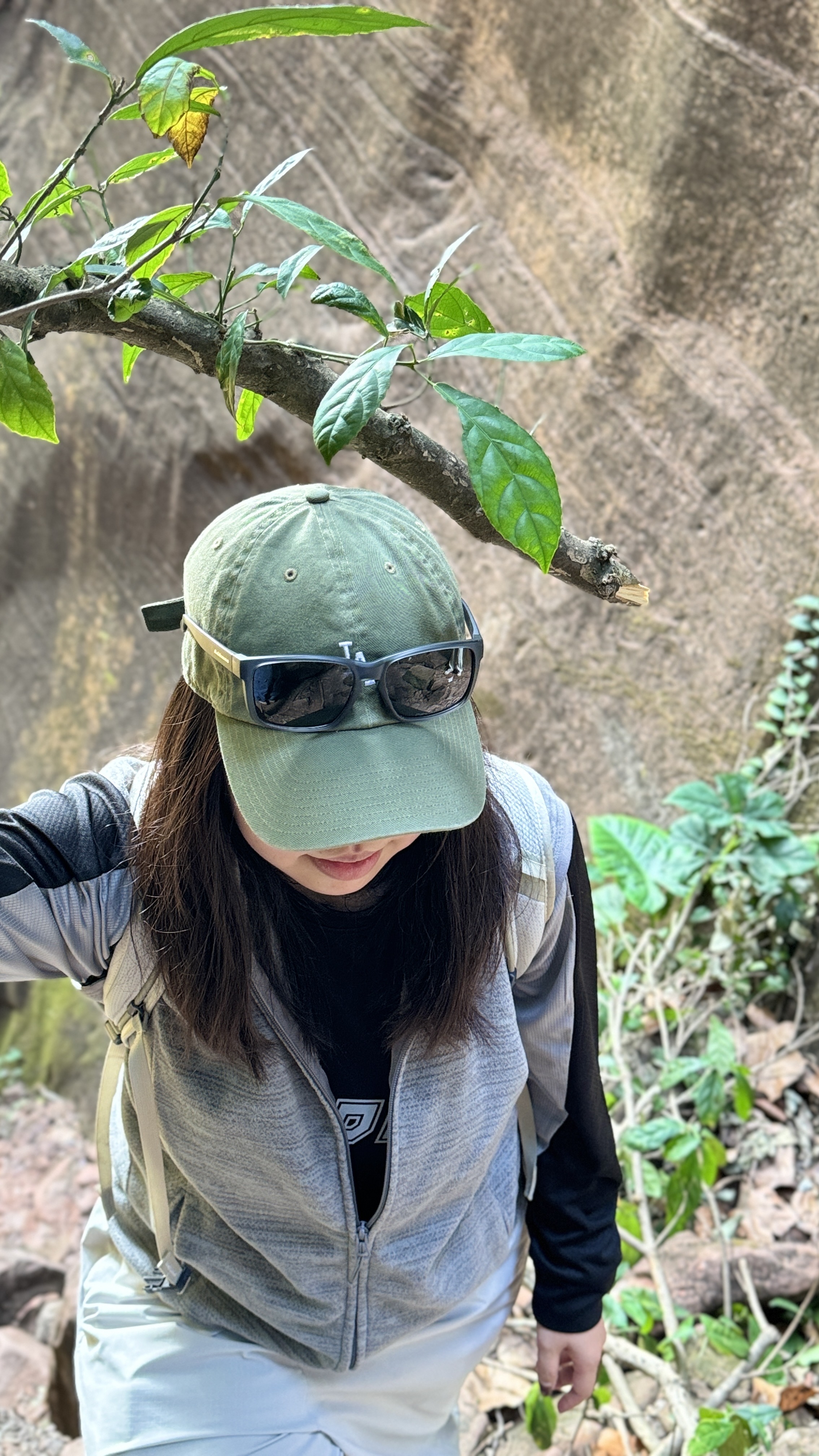 韶关野丹霞｜包出片的呀🤓 环线全程16公里，爬升700+，耗时约 8h
起点导航：韶关丹霞山龙坑农庄
	
新手友好，部分路段需要攀爬，最好带上手套和长衣长裤，大部分都有遮荫，原始森林感拉满。
👍👍👍
	
#每周一山 #爬野山乐趣 #野攀的快乐你想象不到 #徒步丈量世界 #户外徒步 #感受大自然的鬼斧神工 #爬山好去处 #丹霞山 #韶关 #户外薯 @发福仙人掌