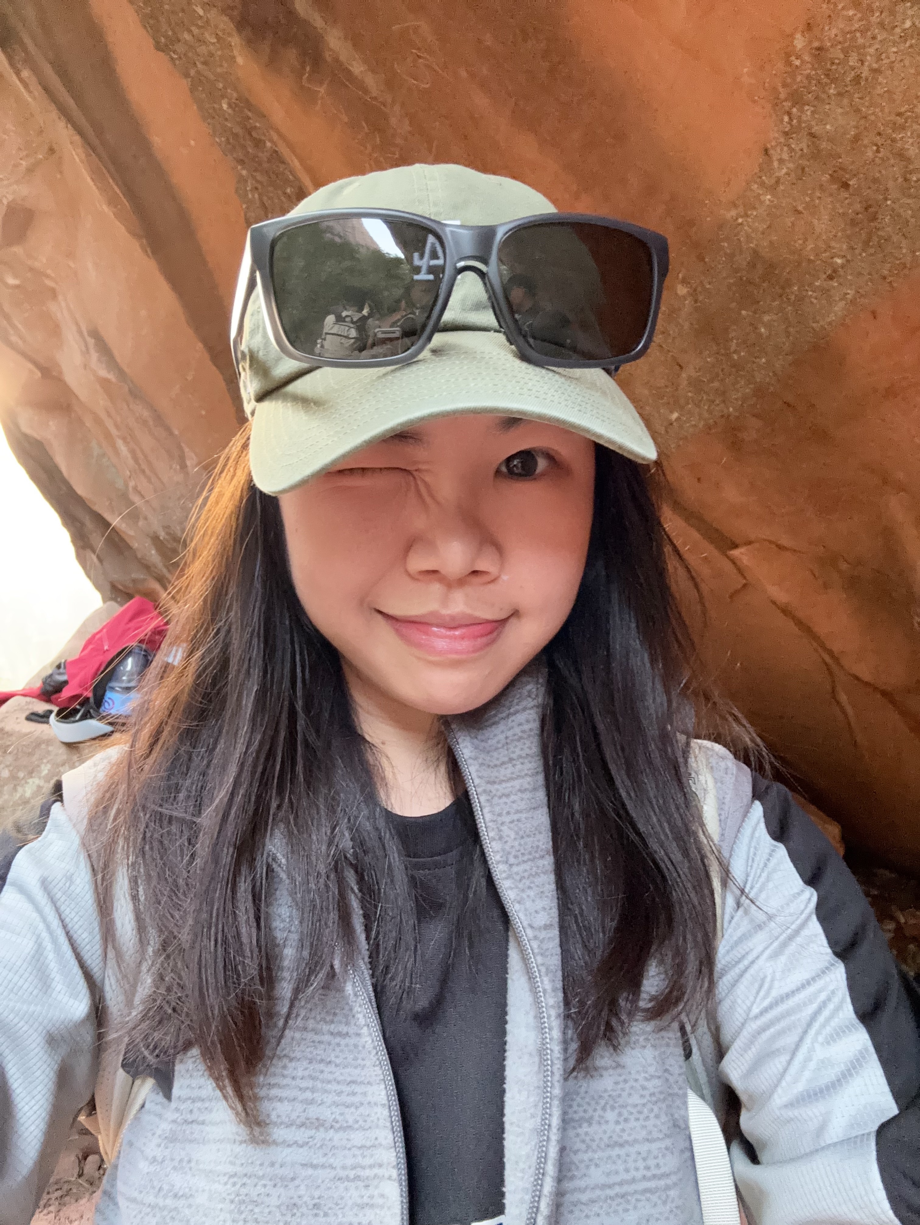 韶关野丹霞｜包出片的呀🤓 环线全程16公里，爬升700+，耗时约 8h
起点导航：韶关丹霞山龙坑农庄
	
新手友好，部分路段需要攀爬，最好带上手套和长衣长裤，大部分都有遮荫，原始森林感拉满。
👍👍👍
	
#每周一山 #爬野山乐趣 #野攀的快乐你想象不到 #徒步丈量世界 #户外徒步 #感受大自然的鬼斧神工 #爬山好去处 #丹霞山 #韶关 #户外薯 @发福仙人掌