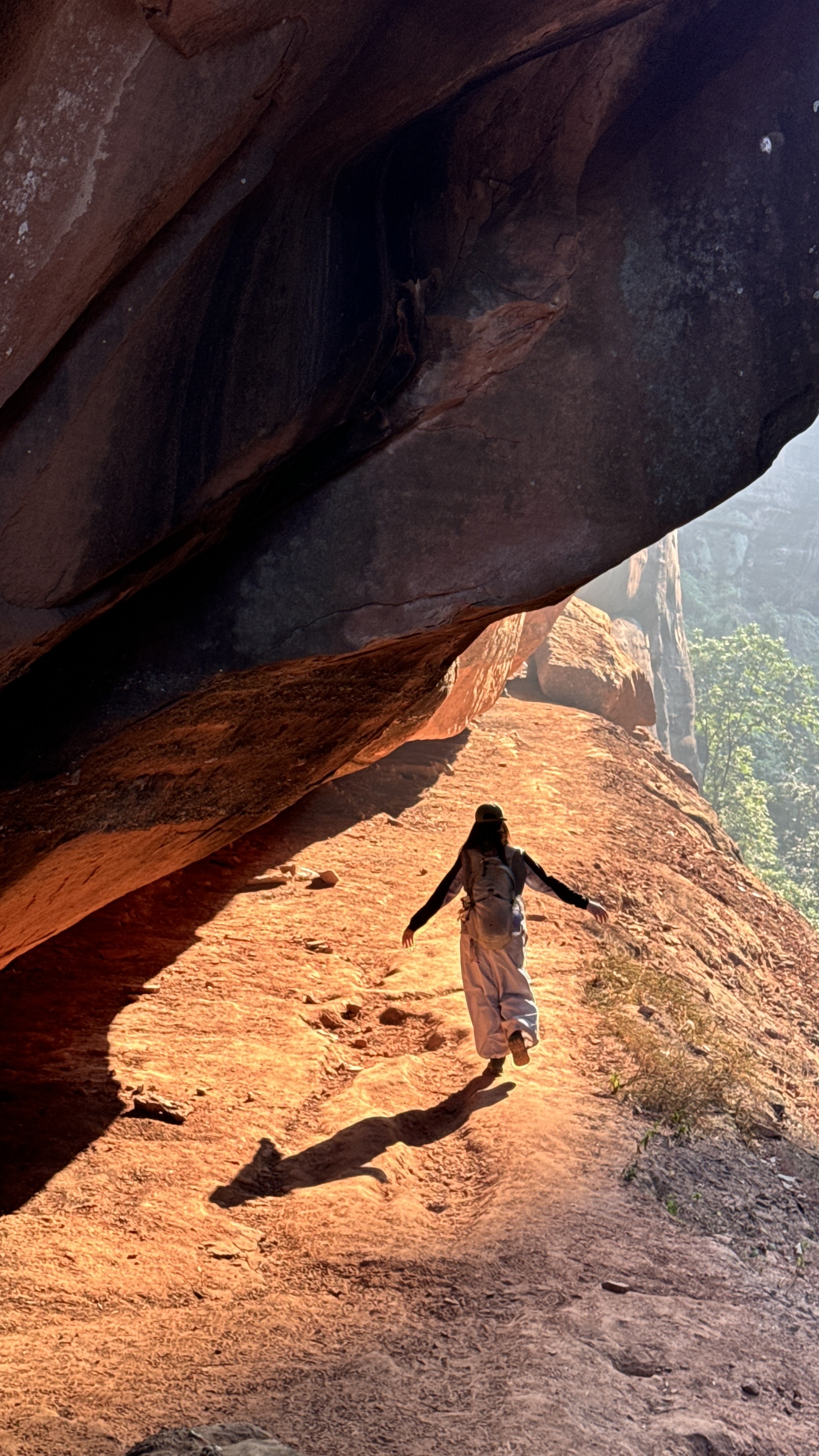 韶关野丹霞｜包出片的呀🤓 环线全程16公里，爬升700+，耗时约 8h
起点导航：韶关丹霞山龙坑农庄
	
新手友好，部分路段需要攀爬，最好带上手套和长衣长裤，大部分都有遮荫，原始森林感拉满。
👍👍👍
	
#每周一山 #爬野山乐趣 #野攀的快乐你想象不到 #徒步丈量世界 #户外徒步 #感受大自然的鬼斧神工 #爬山好去处 #丹霞山 #韶关 #户外薯 @发福仙人掌