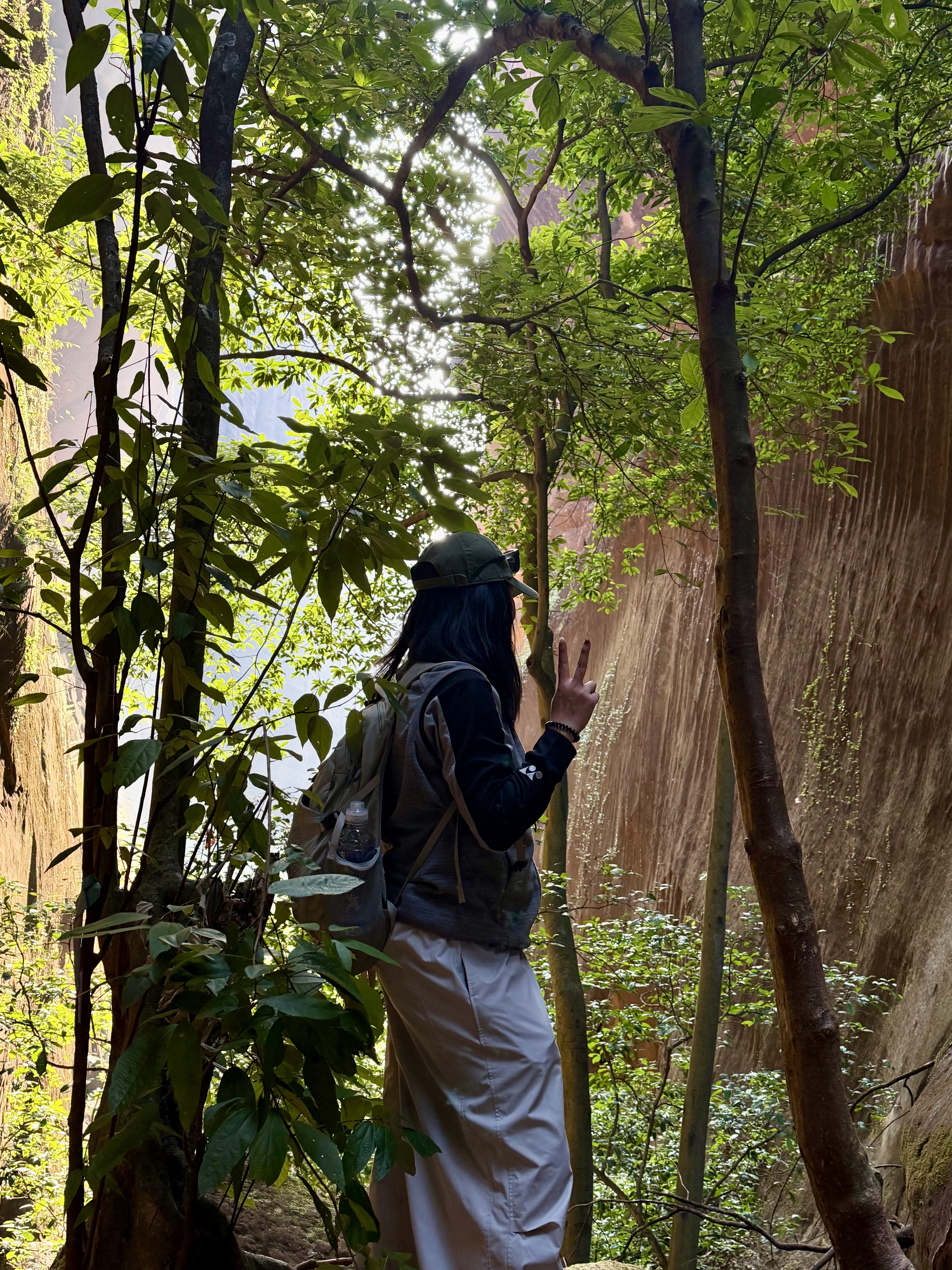 韶关野丹霞｜包出片的呀🤓 环线全程16公里，爬升700+，耗时约 8h
起点导航：韶关丹霞山龙坑农庄
	
新手友好，部分路段需要攀爬，最好带上手套和长衣长裤，大部分都有遮荫，原始森林感拉满。
👍👍👍
	
#每周一山 #爬野山乐趣 #野攀的快乐你想象不到 #徒步丈量世界 #户外徒步 #感受大自然的鬼斧神工 #爬山好去处 #丹霞山 #韶关 #户外薯 @发福仙人掌