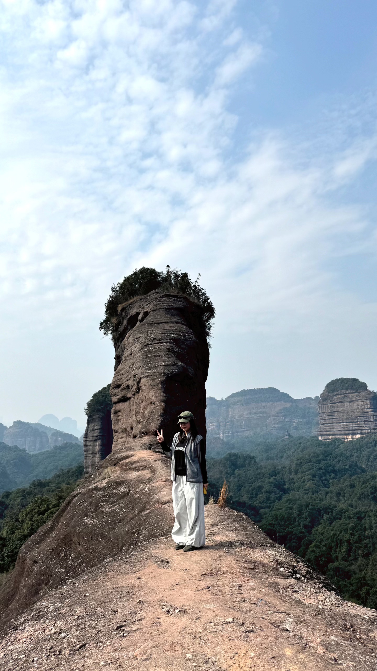 韶关野丹霞｜包出片的呀🤓 环线全程16公里，爬升700+，耗时约 8h
起点导航：韶关丹霞山龙坑农庄
	
新手友好，部分路段需要攀爬，最好带上手套和长衣长裤，大部分都有遮荫，原始森林感拉满。
👍👍👍
	
#每周一山 #爬野山乐趣 #野攀的快乐你想象不到 #徒步丈量世界 #户外徒步 #感受大自然的鬼斧神工 #爬山好去处 #丹霞山 #韶关 #户外薯 @发福仙人掌