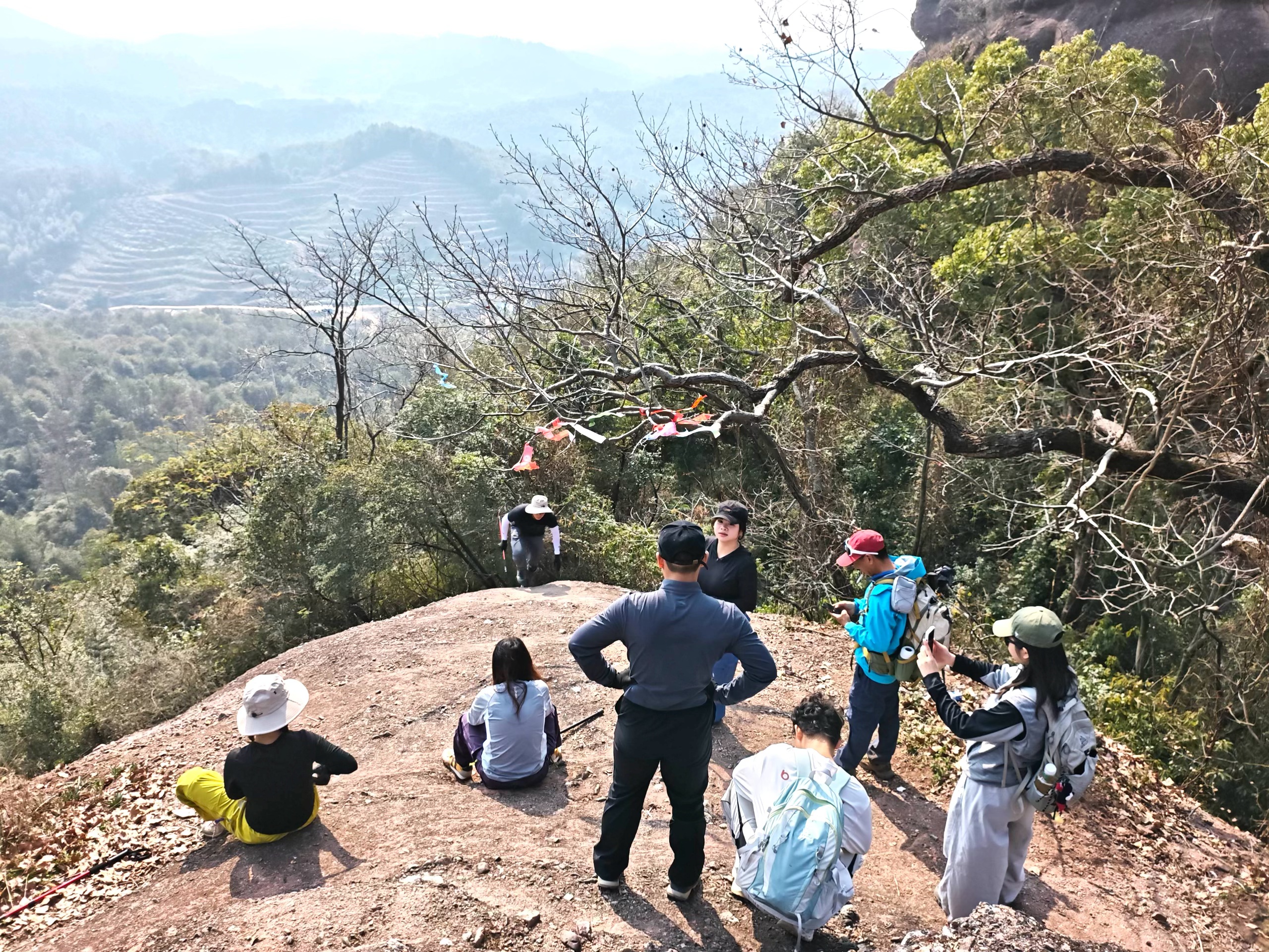 韶关野丹霞｜包出片的呀🤓 环线全程16公里，爬升700+，耗时约 8h
起点导航：韶关丹霞山龙坑农庄
	
新手友好，部分路段需要攀爬，最好带上手套和长衣长裤，大部分都有遮荫，原始森林感拉满。
👍👍👍
	
#每周一山 #爬野山乐趣 #野攀的快乐你想象不到 #徒步丈量世界 #户外徒步 #感受大自然的鬼斧神工 #爬山好去处 #丹霞山 #韶关 #户外薯 @发福仙人掌