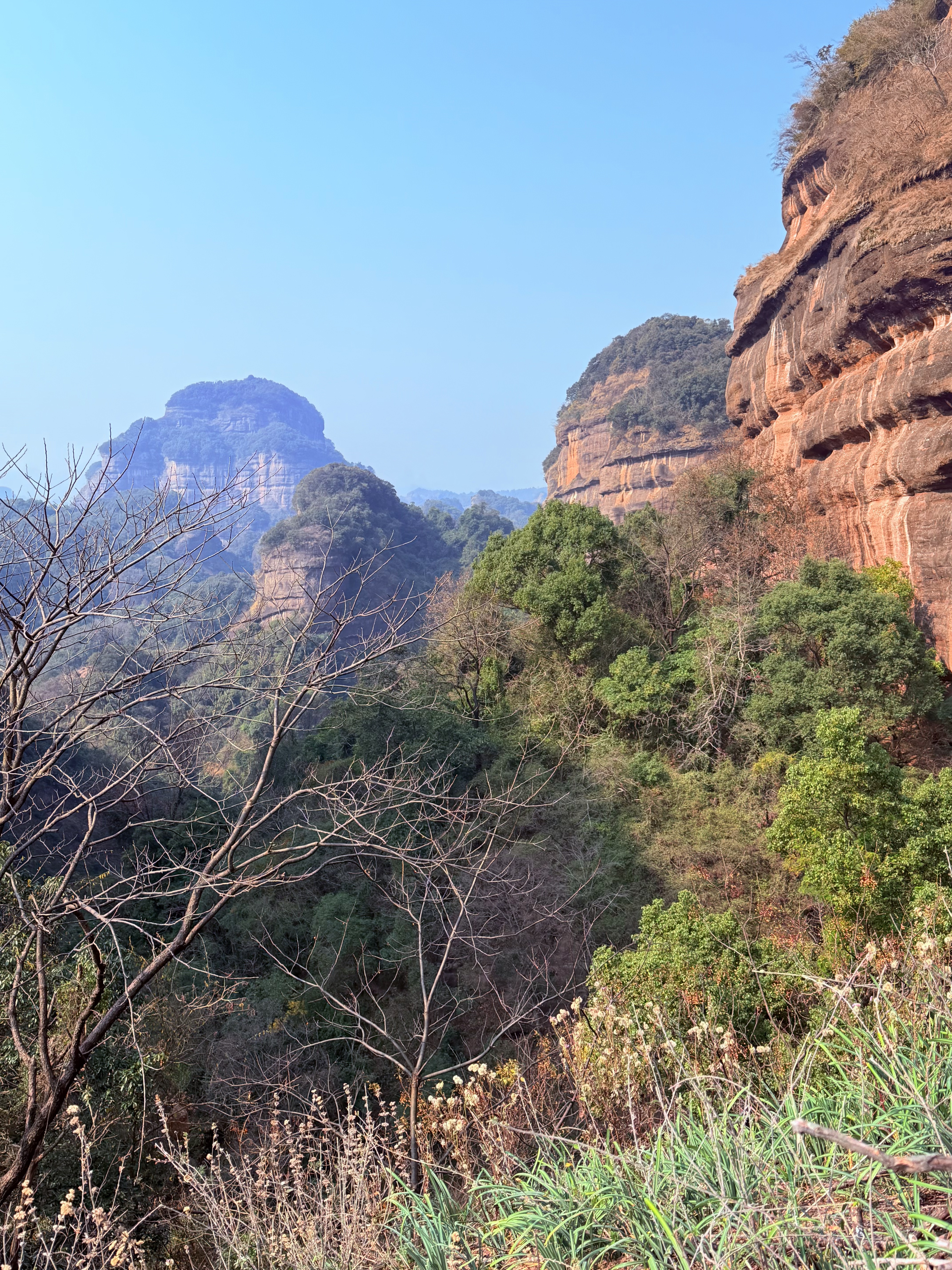 韶关野丹霞｜包出片的呀🤓 环线全程16公里，爬升700+，耗时约 8h
起点导航：韶关丹霞山龙坑农庄
	
新手友好，部分路段需要攀爬，最好带上手套和长衣长裤，大部分都有遮荫，原始森林感拉满。
👍👍👍
	
#每周一山 #爬野山乐趣 #野攀的快乐你想象不到 #徒步丈量世界 #户外徒步 #感受大自然的鬼斧神工 #爬山好去处 #丹霞山 #韶关 #户外薯 @发福仙人掌