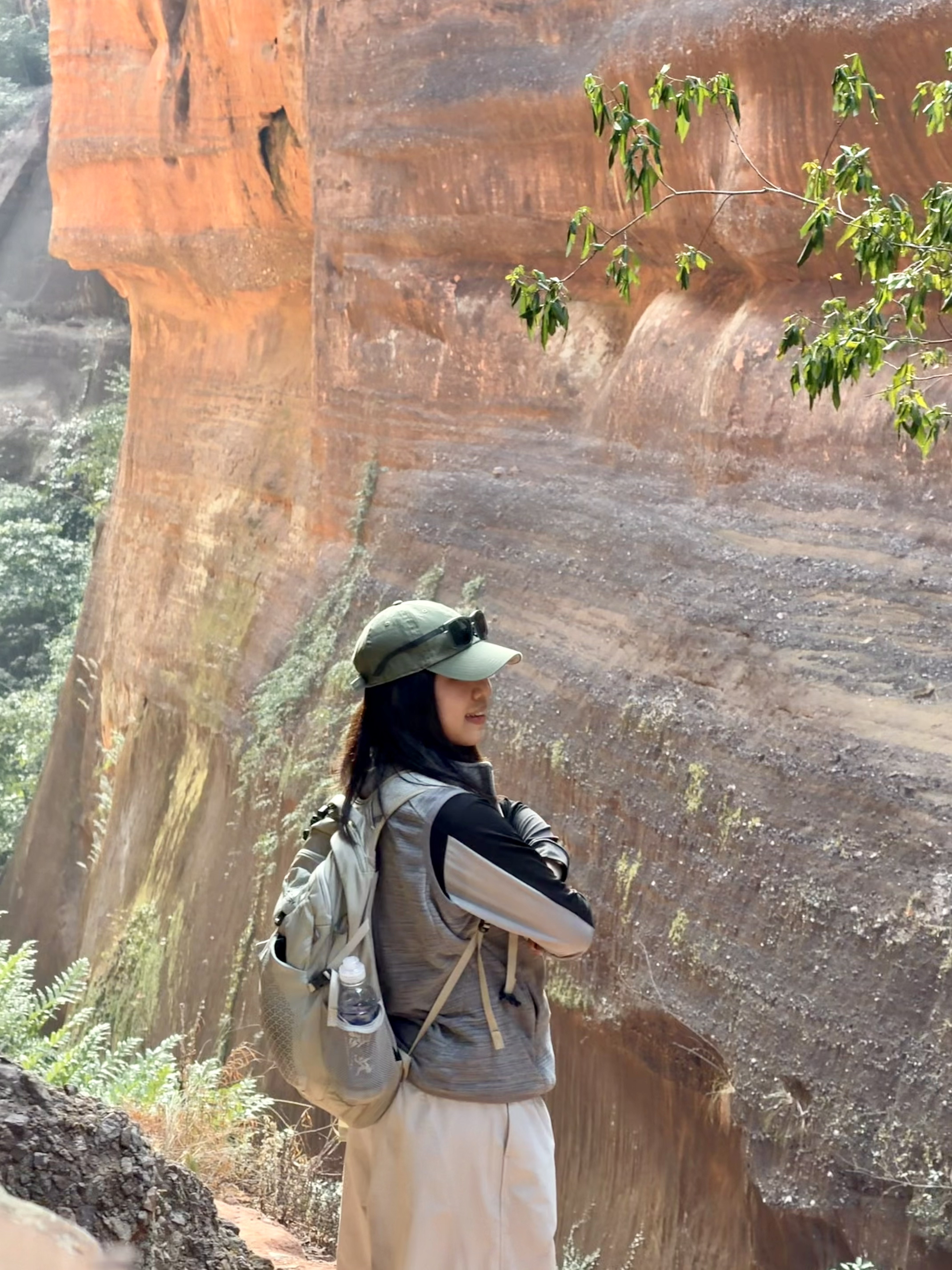 韶关野丹霞｜包出片的呀🤓 环线全程16公里，爬升700+，耗时约 8h
起点导航：韶关丹霞山龙坑农庄
	
新手友好，部分路段需要攀爬，最好带上手套和长衣长裤，大部分都有遮荫，原始森林感拉满。
👍👍👍
	
#每周一山 #爬野山乐趣 #野攀的快乐你想象不到 #徒步丈量世界 #户外徒步 #感受大自然的鬼斧神工 #爬山好去处 #丹霞山 #韶关 #户外薯 @发福仙人掌