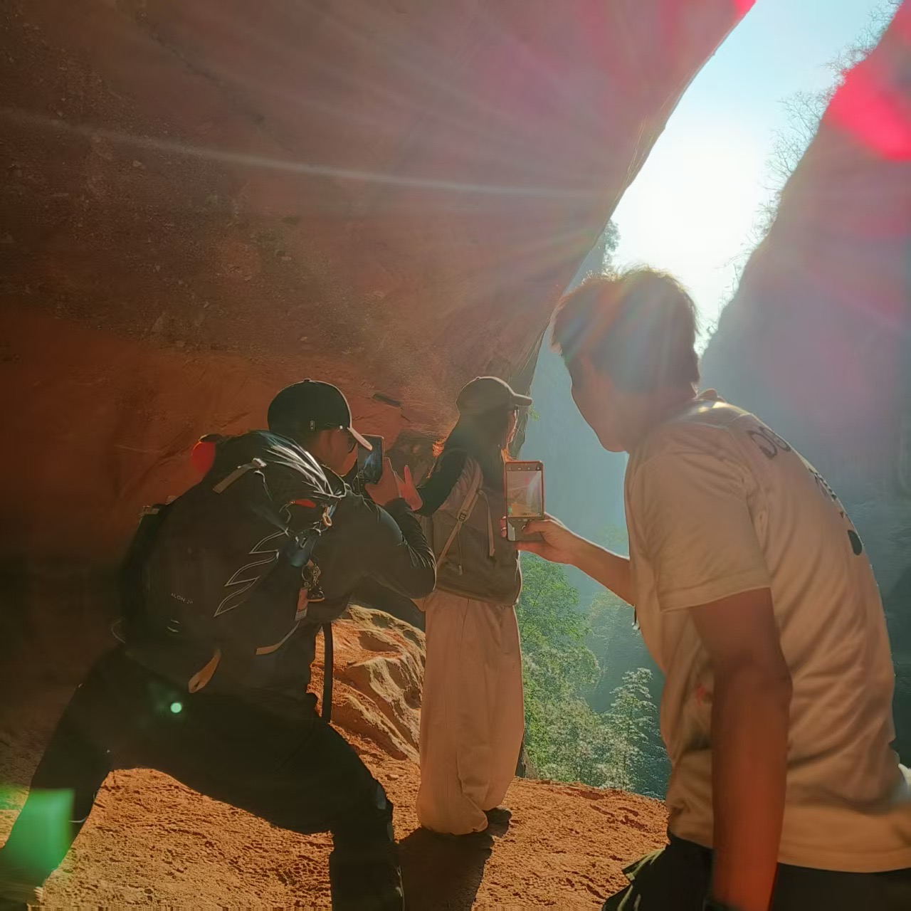 韶关野丹霞｜包出片的呀🤓 环线全程16公里，爬升700+，耗时约 8h
起点导航：韶关丹霞山龙坑农庄
	
新手友好，部分路段需要攀爬，最好带上手套和长衣长裤，大部分都有遮荫，原始森林感拉满。
👍👍👍
	
#每周一山 #爬野山乐趣 #野攀的快乐你想象不到 #徒步丈量世界 #户外徒步 #感受大自然的鬼斧神工 #爬山好去处 #丹霞山 #韶关 #户外薯 @发福仙人掌