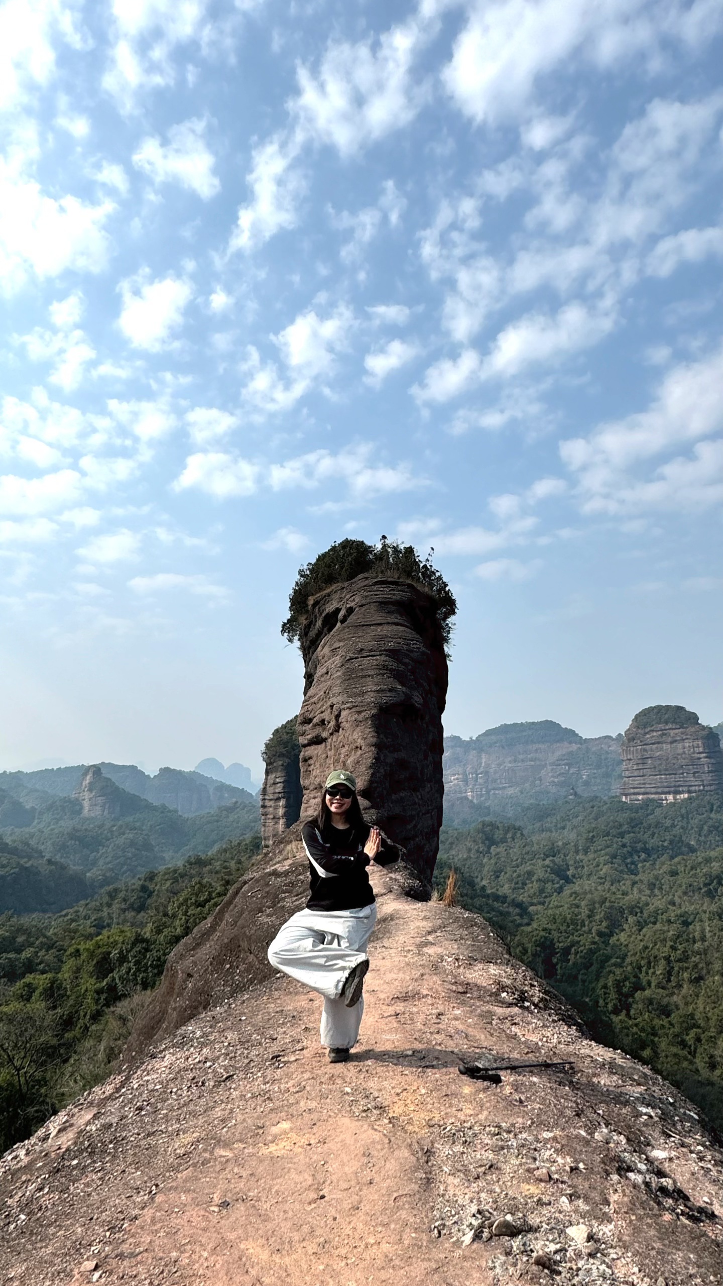 韶关野丹霞｜包出片的呀🤓 环线全程16公里，爬升700+，耗时约 8h
起点导航：韶关丹霞山龙坑农庄
	
新手友好，部分路段需要攀爬，最好带上手套和长衣长裤，大部分都有遮荫，原始森林感拉满。
👍👍👍
	
#每周一山 #爬野山乐趣 #野攀的快乐你想象不到 #徒步丈量世界 #户外徒步 #感受大自然的鬼斧神工 #爬山好去处 #丹霞山 #韶关 #户外薯 @发福仙人掌