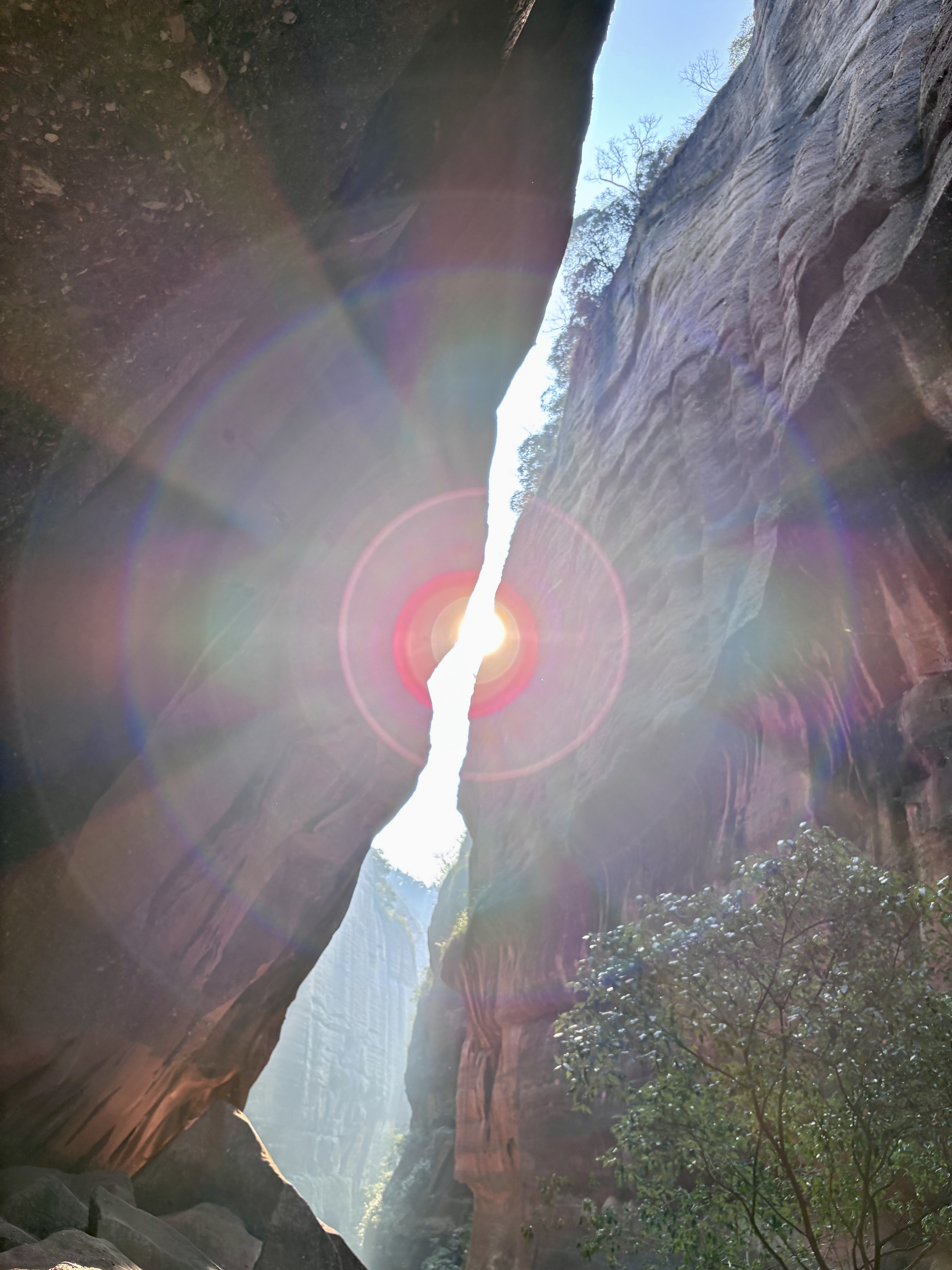 韶关野丹霞｜包出片的呀🤓 环线全程16公里，爬升700+，耗时约 8h
起点导航：韶关丹霞山龙坑农庄
	
新手友好，部分路段需要攀爬，最好带上手套和长衣长裤，大部分都有遮荫，原始森林感拉满。
👍👍👍
	
#每周一山 #爬野山乐趣 #野攀的快乐你想象不到 #徒步丈量世界 #户外徒步 #感受大自然的鬼斧神工 #爬山好去处 #丹霞山 #韶关 #户外薯 @发福仙人掌