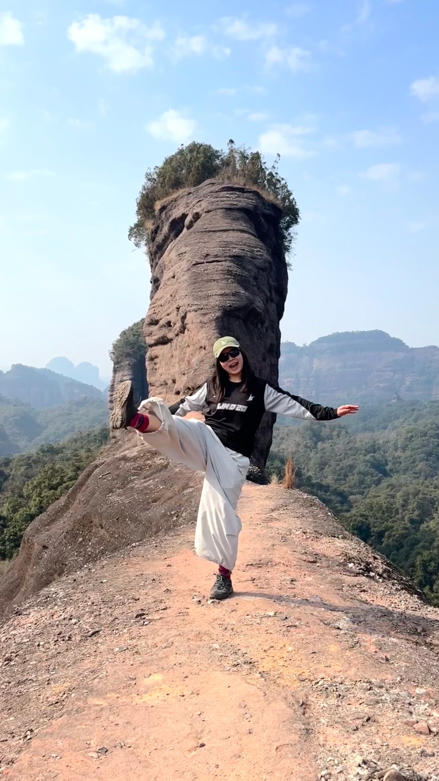 韶关野丹霞｜包出片的呀🤓 环线全程16公里，爬升700+，耗时约 8h
起点导航：韶关丹霞山龙坑农庄
	
新手友好，部分路段需要攀爬，最好带上手套和长衣长裤，大部分都有遮荫，原始森林感拉满。
👍👍👍
	
#每周一山 #爬野山乐趣 #野攀的快乐你想象不到 #徒步丈量世界 #户外徒步 #感受大自然的鬼斧神工 #爬山好去处 #丹霞山 #韶关 #户外薯 @发福仙人掌