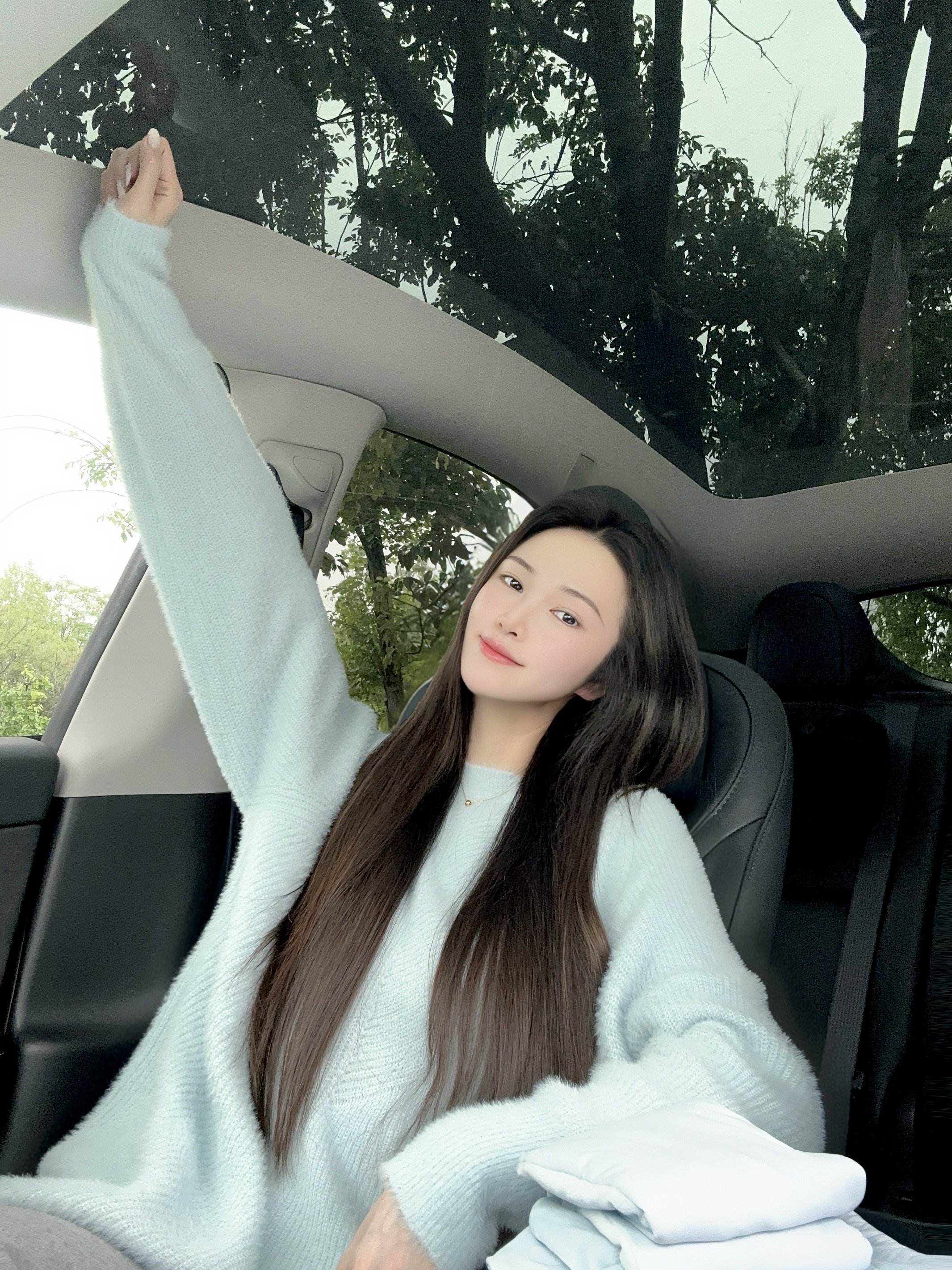 𝒔𝒉𝒂𝒓𝒆｜特斯拉女车主的车内续命神器 作为每天奔波在路上的特斯拉女车主
真的太懂那种想在车里眯十分钟却睡不着的痛
直到闺闺给我安利这个重力眼罩
才知道什么叫爱自己 从睡好一点开始
	
以前用普通眼罩 要么漏光刺眼
要么压得眼球酸胀 想放松好难🤯
这个就不一样了 戴上的瞬间就被温柔包裹住
科学配比的重力珠均匀分布
自然贴合眼周的太阳穴
就像有双温柔的手在轻轻按摩
酸胀感慢慢消散 紧绷的神经一下子就松弛了
不用强迫自己入睡 好睡眠自然发生
鼻梁处做了贴合设计
车内再亮的灯、再强的阳光都透不进来
营造出深夜般的静谧感 真正做到了0透光
	
现在每次开车累了 停在路边戴上它
10分钟就能给自己快速充充电
醒来眼睛不酸脑袋不沉 整个人都清爽了许多
成年人的世界已经够累了
别委屈自己 对自己好一点
从拥有一个高质量的小睡开始吧
	
#栖波岛重力眼罩 #栖波岛好睡眠 #重力眼罩 #好物分享 #幸福感好物 #睡前仪式感 #睡眠好物 #车内好物 #特斯拉车主必备  #车内睡眠 @是贝果哈