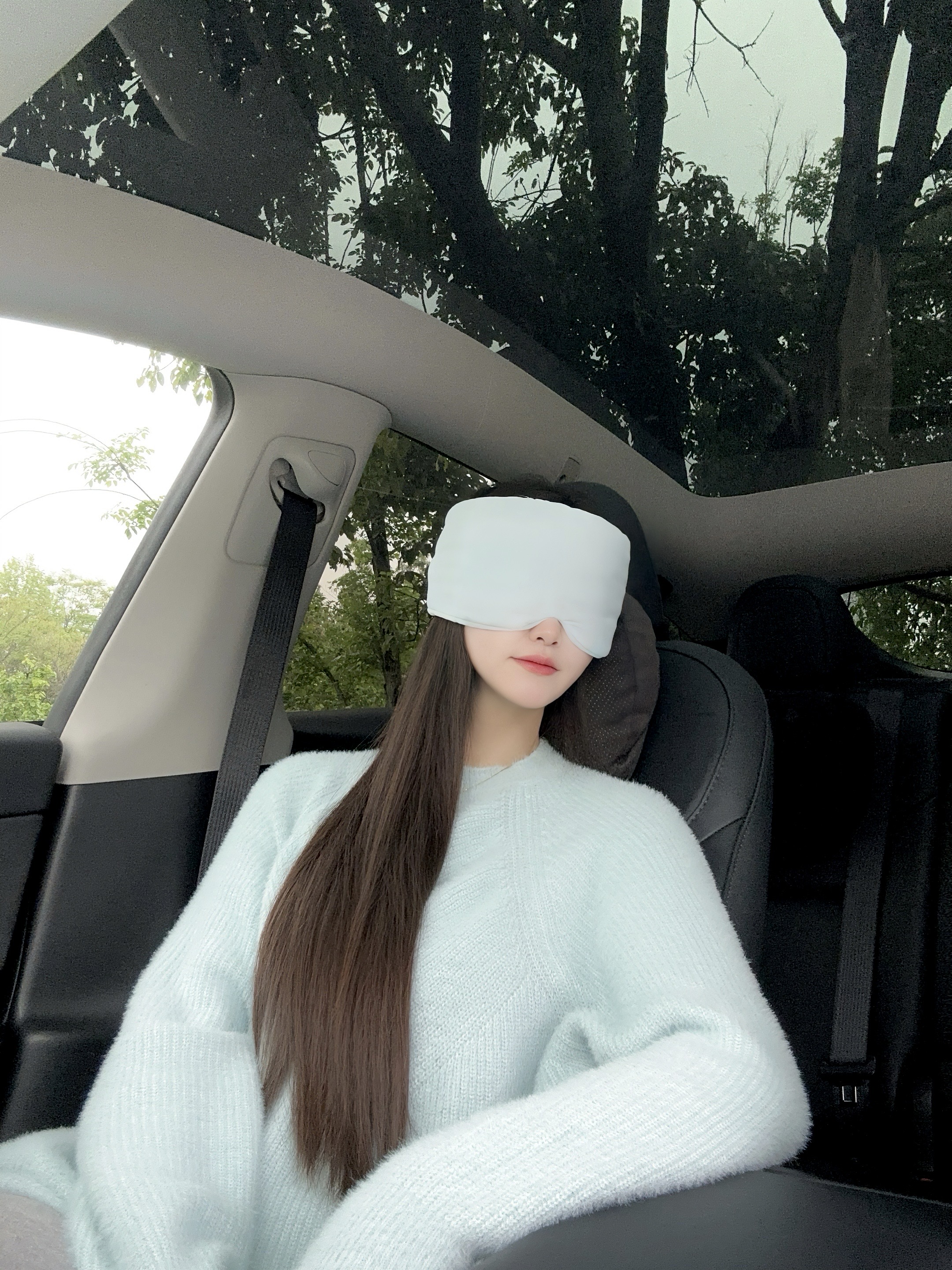 𝒔𝒉𝒂𝒓𝒆｜特斯拉女车主的车内续命神器 作为每天奔波在路上的特斯拉女车主
真的太懂那种想在车里眯十分钟却睡不着的痛
直到闺闺给我安利这个重力眼罩
才知道什么叫爱自己 从睡好一点开始
	
以前用普通眼罩 要么漏光刺眼
要么压得眼球酸胀 想放松好难🤯
这个就不一样了 戴上的瞬间就被温柔包裹住
科学配比的重力珠均匀分布
自然贴合眼周的太阳穴
就像有双温柔的手在轻轻按摩
酸胀感慢慢消散 紧绷的神经一下子就松弛了
不用强迫自己入睡 好睡眠自然发生
鼻梁处做了贴合设计
车内再亮的灯、再强的阳光都透不进来
营造出深夜般的静谧感 真正做到了0透光
	
现在每次开车累了 停在路边戴上它
10分钟就能给自己快速充充电
醒来眼睛不酸脑袋不沉 整个人都清爽了许多
成年人的世界已经够累了
别委屈自己 对自己好一点
从拥有一个高质量的小睡开始吧
	
#栖波岛重力眼罩 #栖波岛好睡眠 #重力眼罩 #好物分享 #幸福感好物 #睡前仪式感 #睡眠好物 #车内好物 #特斯拉车主必备  #车内睡眠 @是贝果哈