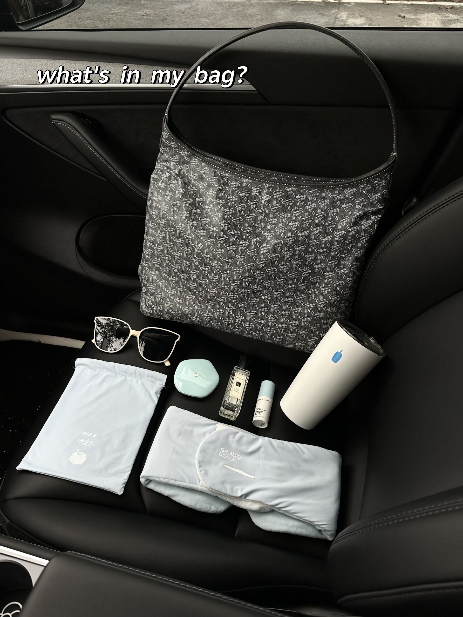 𝒔𝒉𝒂𝒓𝒆｜特斯拉女车主的车内续命神器 作为每天奔波在路上的特斯拉女车主
真的太懂那种想在车里眯十分钟却睡不着的痛
直到闺闺给我安利这个重力眼罩
才知道什么叫爱自己 从睡好一点开始
	
以前用普通眼罩 要么漏光刺眼
要么压得眼球酸胀 想放松好难🤯
这个就不一样了 戴上的瞬间就被温柔包裹住
科学配比的重力珠均匀分布
自然贴合眼周的太阳穴
就像有双温柔的手在轻轻按摩
酸胀感慢慢消散 紧绷的神经一下子就松弛了
不用强迫自己入睡 好睡眠自然发生
鼻梁处做了贴合设计
车内再亮的灯、再强的阳光都透不进来
营造出深夜般的静谧感 真正做到了0透光
	
现在每次开车累了 停在路边戴上它
10分钟就能给自己快速充充电
醒来眼睛不酸脑袋不沉 整个人都清爽了许多
成年人的世界已经够累了
别委屈自己 对自己好一点
从拥有一个高质量的小睡开始吧
	
#栖波岛重力眼罩 #栖波岛好睡眠 #重力眼罩 #好物分享 #幸福感好物 #睡前仪式感 #睡眠好物 #车内好物 #特斯拉车主必备  #车内睡眠 @是贝果哈