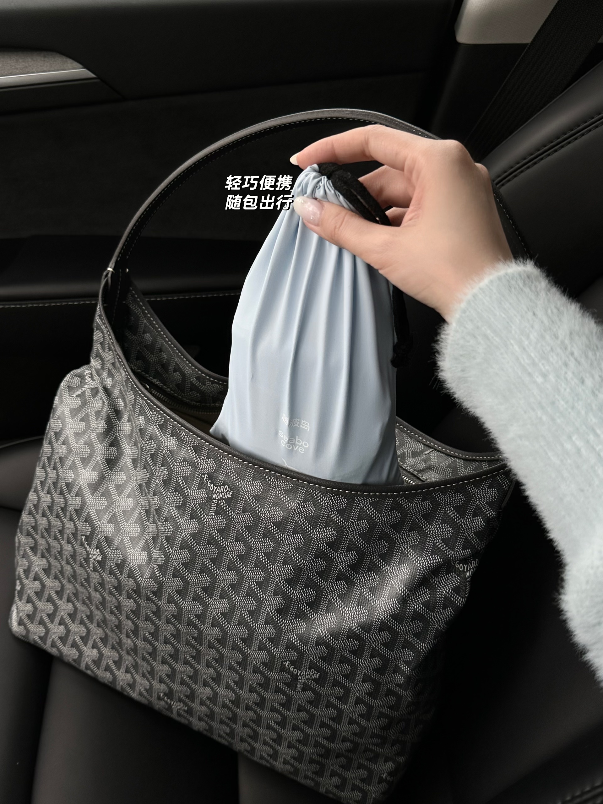 𝒔𝒉𝒂𝒓𝒆｜特斯拉女车主的车内续命神器 作为每天奔波在路上的特斯拉女车主
真的太懂那种想在车里眯十分钟却睡不着的痛
直到闺闺给我安利这个重力眼罩
才知道什么叫爱自己 从睡好一点开始
	
以前用普通眼罩 要么漏光刺眼
要么压得眼球酸胀 想放松好难🤯
这个就不一样了 戴上的瞬间就被温柔包裹住
科学配比的重力珠均匀分布
自然贴合眼周的太阳穴
就像有双温柔的手在轻轻按摩
酸胀感慢慢消散 紧绷的神经一下子就松弛了
不用强迫自己入睡 好睡眠自然发生
鼻梁处做了贴合设计
车内再亮的灯、再强的阳光都透不进来
营造出深夜般的静谧感 真正做到了0透光
	
现在每次开车累了 停在路边戴上它
10分钟就能给自己快速充充电
醒来眼睛不酸脑袋不沉 整个人都清爽了许多
成年人的世界已经够累了
别委屈自己 对自己好一点
从拥有一个高质量的小睡开始吧
	
#栖波岛重力眼罩 #栖波岛好睡眠 #重力眼罩 #好物分享 #幸福感好物 #睡前仪式感 #睡眠好物 #车内好物 #特斯拉车主必备  #车内睡眠 @是贝果哈