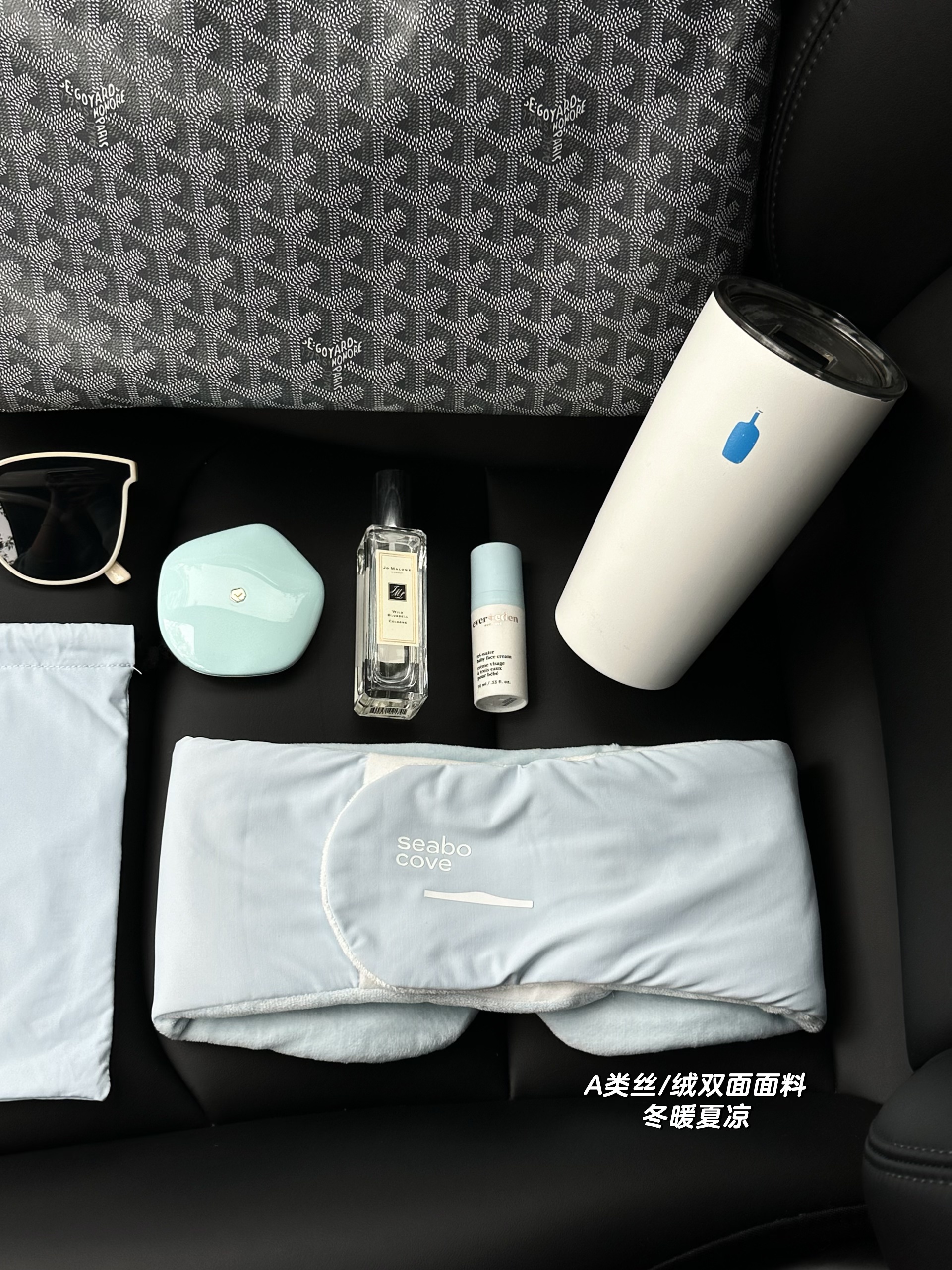 𝒔𝒉𝒂𝒓𝒆｜特斯拉女车主的车内续命神器 作为每天奔波在路上的特斯拉女车主
真的太懂那种想在车里眯十分钟却睡不着的痛
直到闺闺给我安利这个重力眼罩
才知道什么叫爱自己 从睡好一点开始
	
以前用普通眼罩 要么漏光刺眼
要么压得眼球酸胀 想放松好难🤯
这个就不一样了 戴上的瞬间就被温柔包裹住
科学配比的重力珠均匀分布
自然贴合眼周的太阳穴
就像有双温柔的手在轻轻按摩
酸胀感慢慢消散 紧绷的神经一下子就松弛了
不用强迫自己入睡 好睡眠自然发生
鼻梁处做了贴合设计
车内再亮的灯、再强的阳光都透不进来
营造出深夜般的静谧感 真正做到了0透光
	
现在每次开车累了 停在路边戴上它
10分钟就能给自己快速充充电
醒来眼睛不酸脑袋不沉 整个人都清爽了许多
成年人的世界已经够累了
别委屈自己 对自己好一点
从拥有一个高质量的小睡开始吧
	
#栖波岛重力眼罩 #栖波岛好睡眠 #重力眼罩 #好物分享 #幸福感好物 #睡前仪式感 #睡眠好物 #车内好物 #特斯拉车主必备  #车内睡眠 @是贝果哈