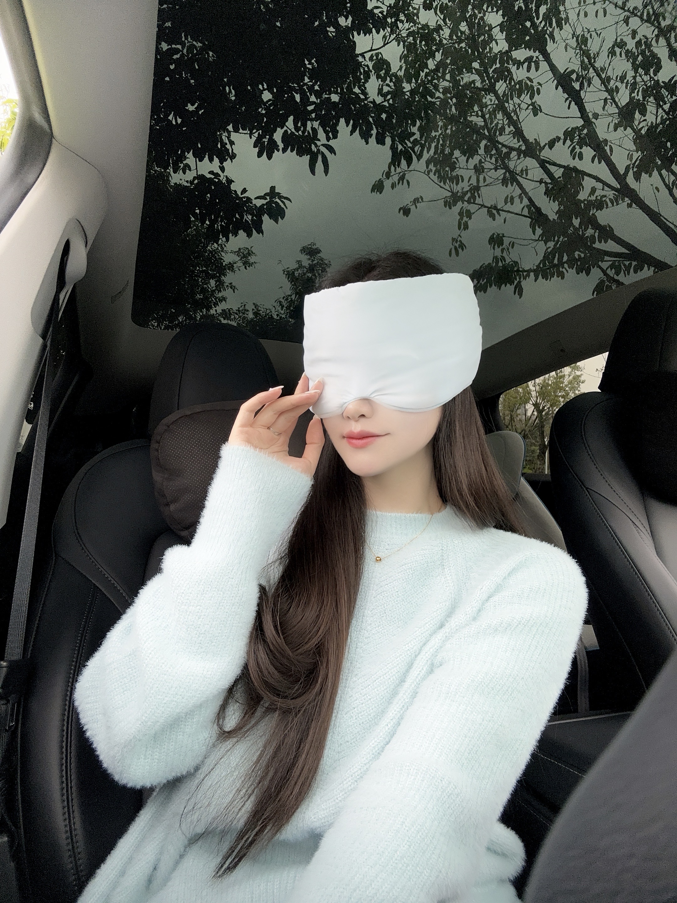 𝒔𝒉𝒂𝒓𝒆｜特斯拉女车主的车内续命神器 作为每天奔波在路上的特斯拉女车主
真的太懂那种想在车里眯十分钟却睡不着的痛
直到闺闺给我安利这个重力眼罩
才知道什么叫爱自己 从睡好一点开始
	
以前用普通眼罩 要么漏光刺眼
要么压得眼球酸胀 想放松好难🤯
这个就不一样了 戴上的瞬间就被温柔包裹住
科学配比的重力珠均匀分布
自然贴合眼周的太阳穴
就像有双温柔的手在轻轻按摩
酸胀感慢慢消散 紧绷的神经一下子就松弛了
不用强迫自己入睡 好睡眠自然发生
鼻梁处做了贴合设计
车内再亮的灯、再强的阳光都透不进来
营造出深夜般的静谧感 真正做到了0透光
	
现在每次开车累了 停在路边戴上它
10分钟就能给自己快速充充电
醒来眼睛不酸脑袋不沉 整个人都清爽了许多
成年人的世界已经够累了
别委屈自己 对自己好一点
从拥有一个高质量的小睡开始吧
	
#栖波岛重力眼罩 #栖波岛好睡眠 #重力眼罩 #好物分享 #幸福感好物 #睡前仪式感 #睡眠好物 #车内好物 #特斯拉车主必备  #车内睡眠 @是贝果哈