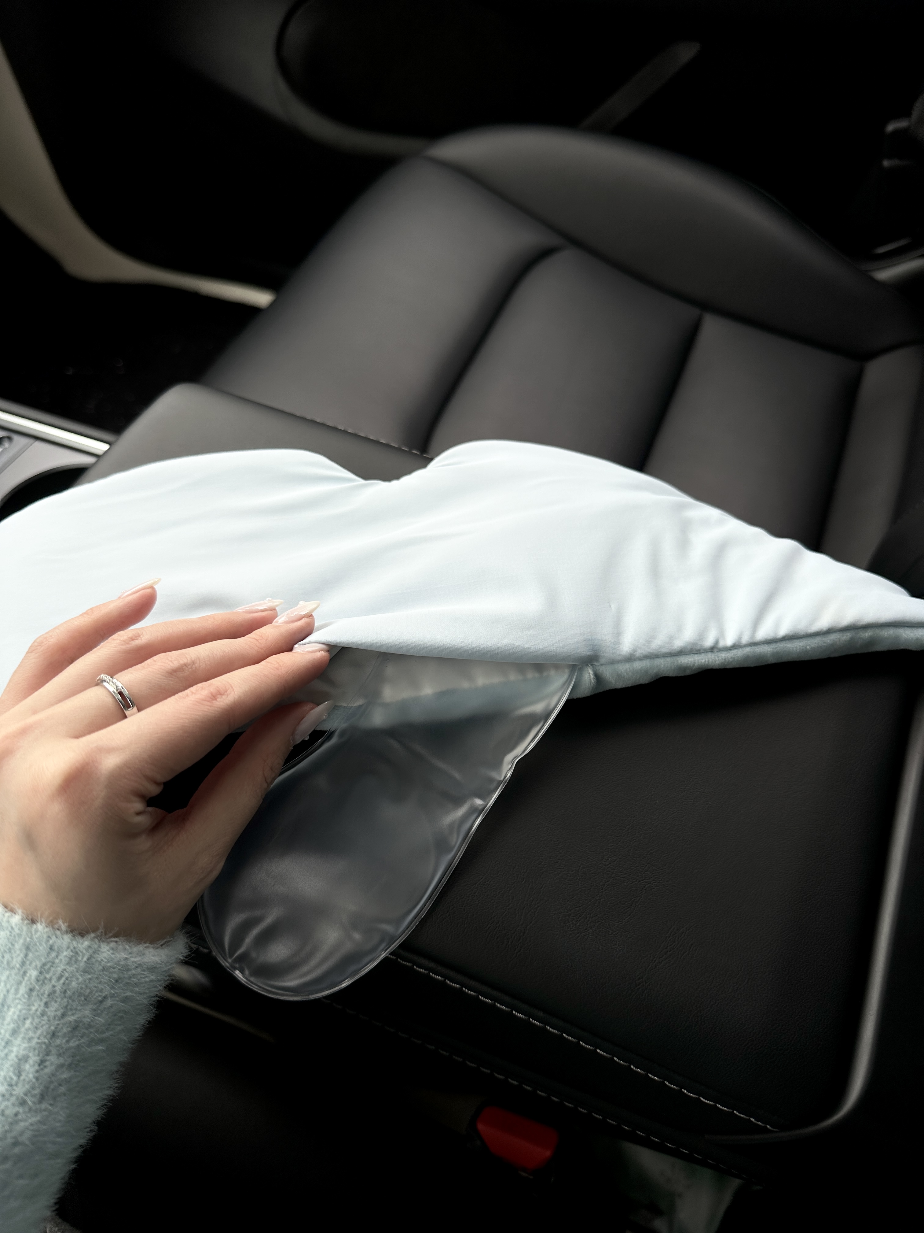 𝒔𝒉𝒂𝒓𝒆｜特斯拉女车主的车内续命神器 作为每天奔波在路上的特斯拉女车主
真的太懂那种想在车里眯十分钟却睡不着的痛
直到闺闺给我安利这个重力眼罩
才知道什么叫爱自己 从睡好一点开始
	
以前用普通眼罩 要么漏光刺眼
要么压得眼球酸胀 想放松好难🤯
这个就不一样了 戴上的瞬间就被温柔包裹住
科学配比的重力珠均匀分布
自然贴合眼周的太阳穴
就像有双温柔的手在轻轻按摩
酸胀感慢慢消散 紧绷的神经一下子就松弛了
不用强迫自己入睡 好睡眠自然发生
鼻梁处做了贴合设计
车内再亮的灯、再强的阳光都透不进来
营造出深夜般的静谧感 真正做到了0透光
	
现在每次开车累了 停在路边戴上它
10分钟就能给自己快速充充电
醒来眼睛不酸脑袋不沉 整个人都清爽了许多
成年人的世界已经够累了
别委屈自己 对自己好一点
从拥有一个高质量的小睡开始吧
	
#栖波岛重力眼罩 #栖波岛好睡眠 #重力眼罩 #好物分享 #幸福感好物 #睡前仪式感 #睡眠好物 #车内好物 #特斯拉车主必备  #车内睡眠 @是贝果哈