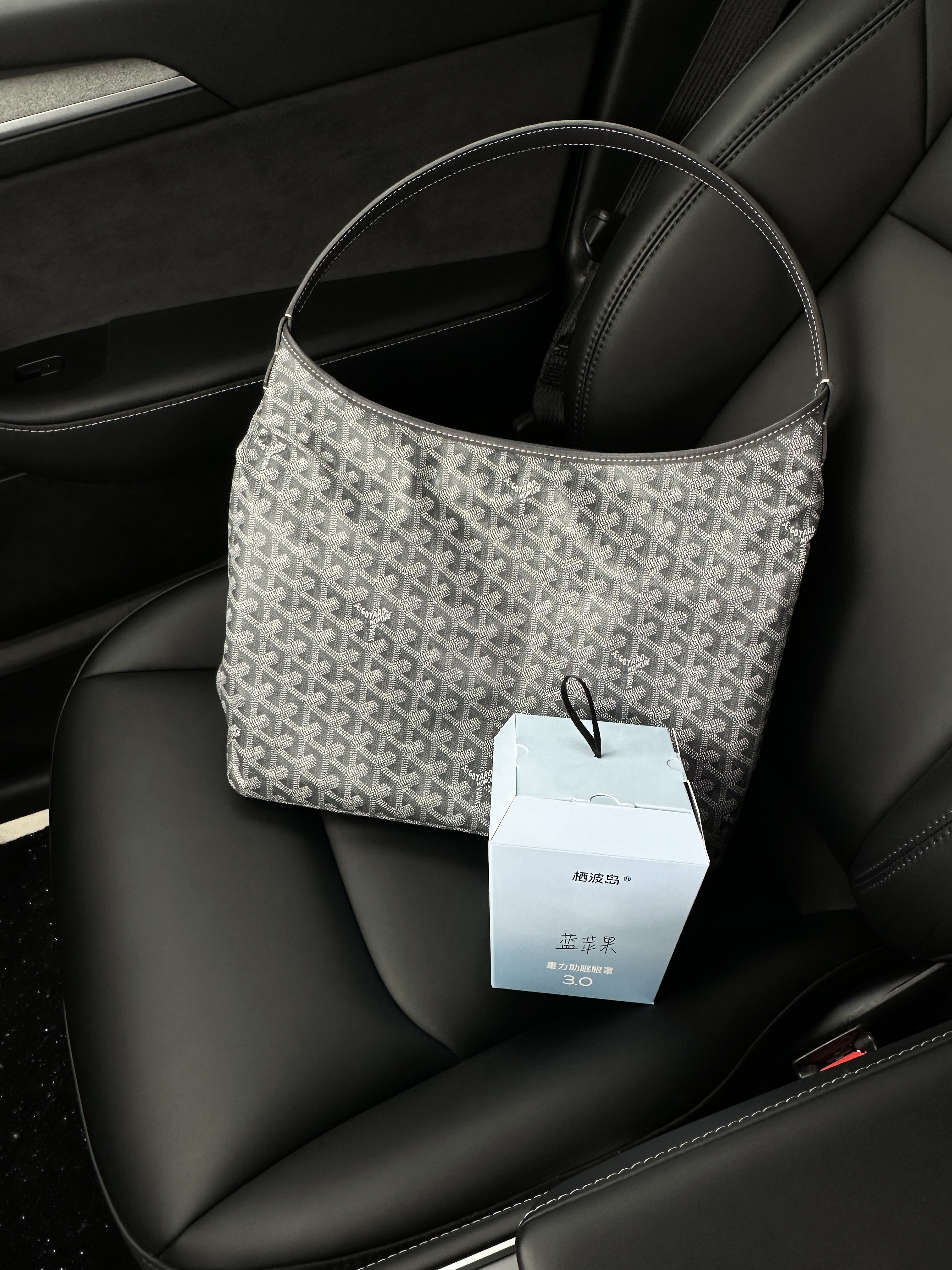 𝒔𝒉𝒂𝒓𝒆｜特斯拉女车主的车内续命神器 作为每天奔波在路上的特斯拉女车主
真的太懂那种想在车里眯十分钟却睡不着的痛
直到闺闺给我安利这个重力眼罩
才知道什么叫爱自己 从睡好一点开始
	
以前用普通眼罩 要么漏光刺眼
要么压得眼球酸胀 想放松好难🤯
这个就不一样了 戴上的瞬间就被温柔包裹住
科学配比的重力珠均匀分布
自然贴合眼周的太阳穴
就像有双温柔的手在轻轻按摩
酸胀感慢慢消散 紧绷的神经一下子就松弛了
不用强迫自己入睡 好睡眠自然发生
鼻梁处做了贴合设计
车内再亮的灯、再强的阳光都透不进来
营造出深夜般的静谧感 真正做到了0透光
	
现在每次开车累了 停在路边戴上它
10分钟就能给自己快速充充电
醒来眼睛不酸脑袋不沉 整个人都清爽了许多
成年人的世界已经够累了
别委屈自己 对自己好一点
从拥有一个高质量的小睡开始吧
	
#栖波岛重力眼罩 #栖波岛好睡眠 #重力眼罩 #好物分享 #幸福感好物 #睡前仪式感 #睡眠好物 #车内好物 #特斯拉车主必备  #车内睡眠 @是贝果哈