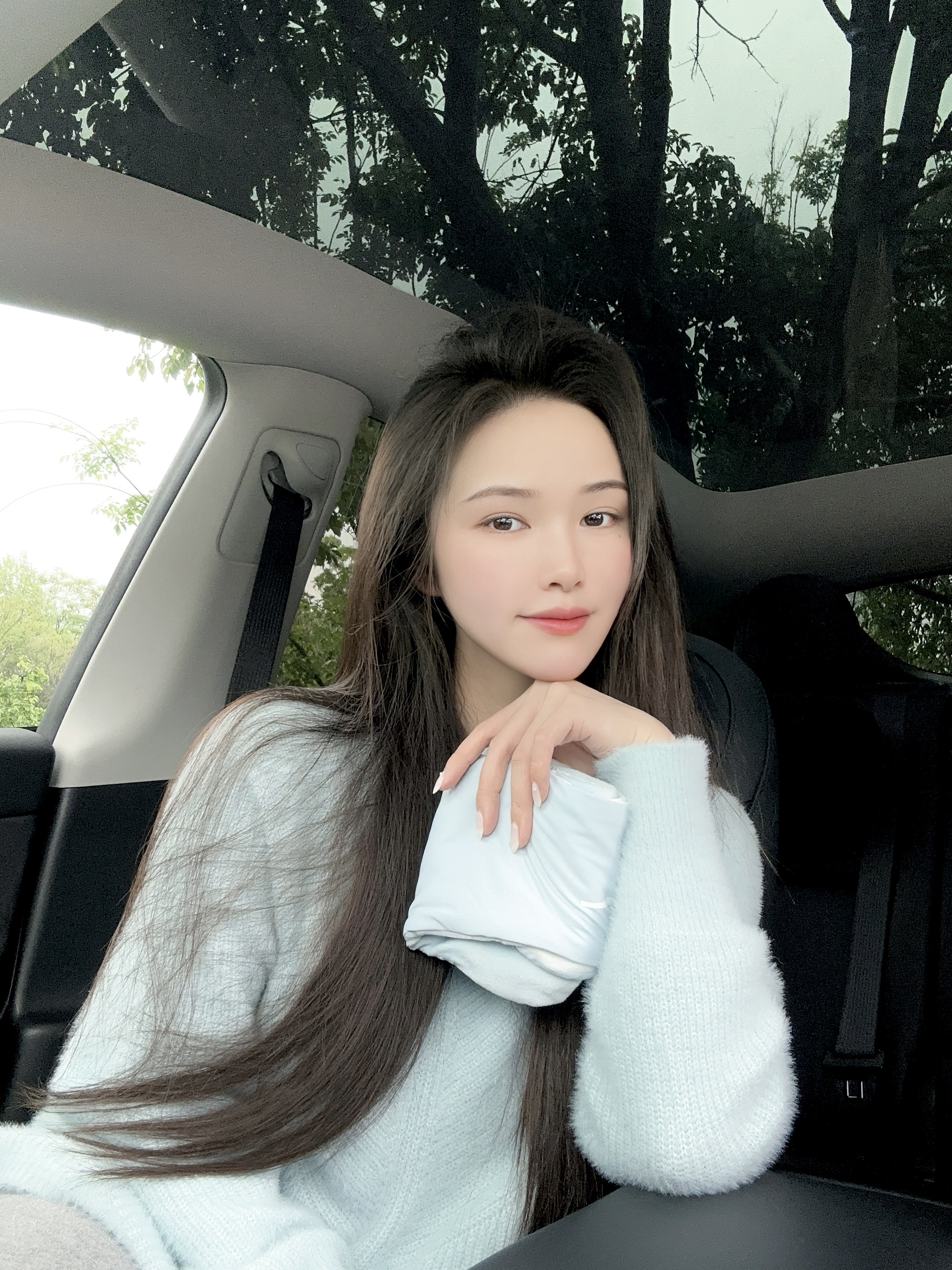 𝒔𝒉𝒂𝒓𝒆｜特斯拉女车主的车内续命神器 作为每天奔波在路上的特斯拉女车主
真的太懂那种想在车里眯十分钟却睡不着的痛
直到闺闺给我安利这个重力眼罩
才知道什么叫爱自己 从睡好一点开始
	
以前用普通眼罩 要么漏光刺眼
要么压得眼球酸胀 想放松好难🤯
这个就不一样了 戴上的瞬间就被温柔包裹住
科学配比的重力珠均匀分布
自然贴合眼周的太阳穴
就像有双温柔的手在轻轻按摩
酸胀感慢慢消散 紧绷的神经一下子就松弛了
不用强迫自己入睡 好睡眠自然发生
鼻梁处做了贴合设计
车内再亮的灯、再强的阳光都透不进来
营造出深夜般的静谧感 真正做到了0透光
	
现在每次开车累了 停在路边戴上它
10分钟就能给自己快速充充电
醒来眼睛不酸脑袋不沉 整个人都清爽了许多
成年人的世界已经够累了
别委屈自己 对自己好一点
从拥有一个高质量的小睡开始吧
	
#栖波岛重力眼罩 #栖波岛好睡眠 #重力眼罩 #好物分享 #幸福感好物 #睡前仪式感 #睡眠好物 #车内好物 #特斯拉车主必备  #车内睡眠 @是贝果哈