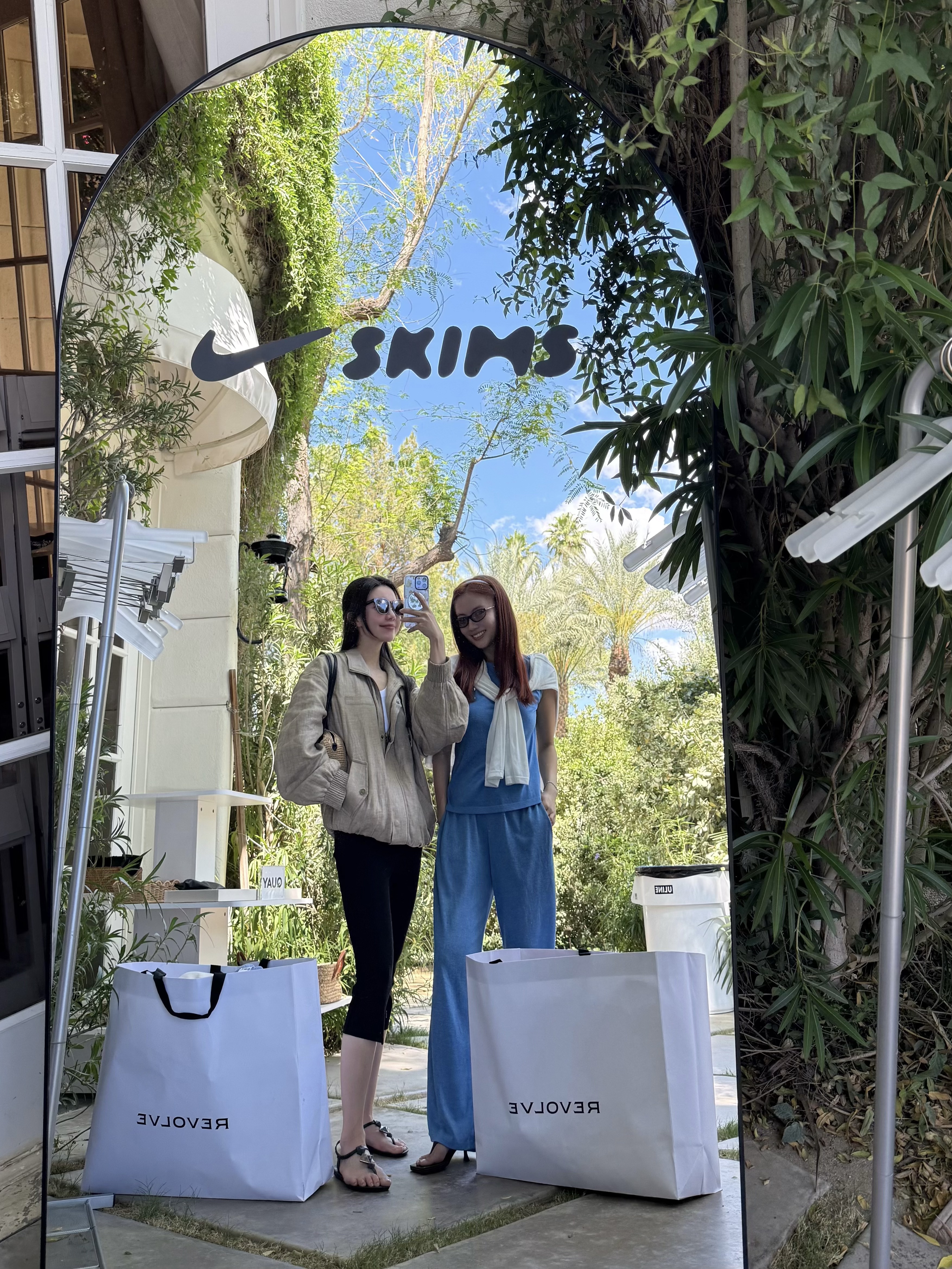 Revolve Festival in Palm Springs🌴 又一年四月北美旅行
除了大风一切都很美好🤟🏻
#闺蜜旅行 #穿搭bot #revolve #科切拉 @Irene林恩如