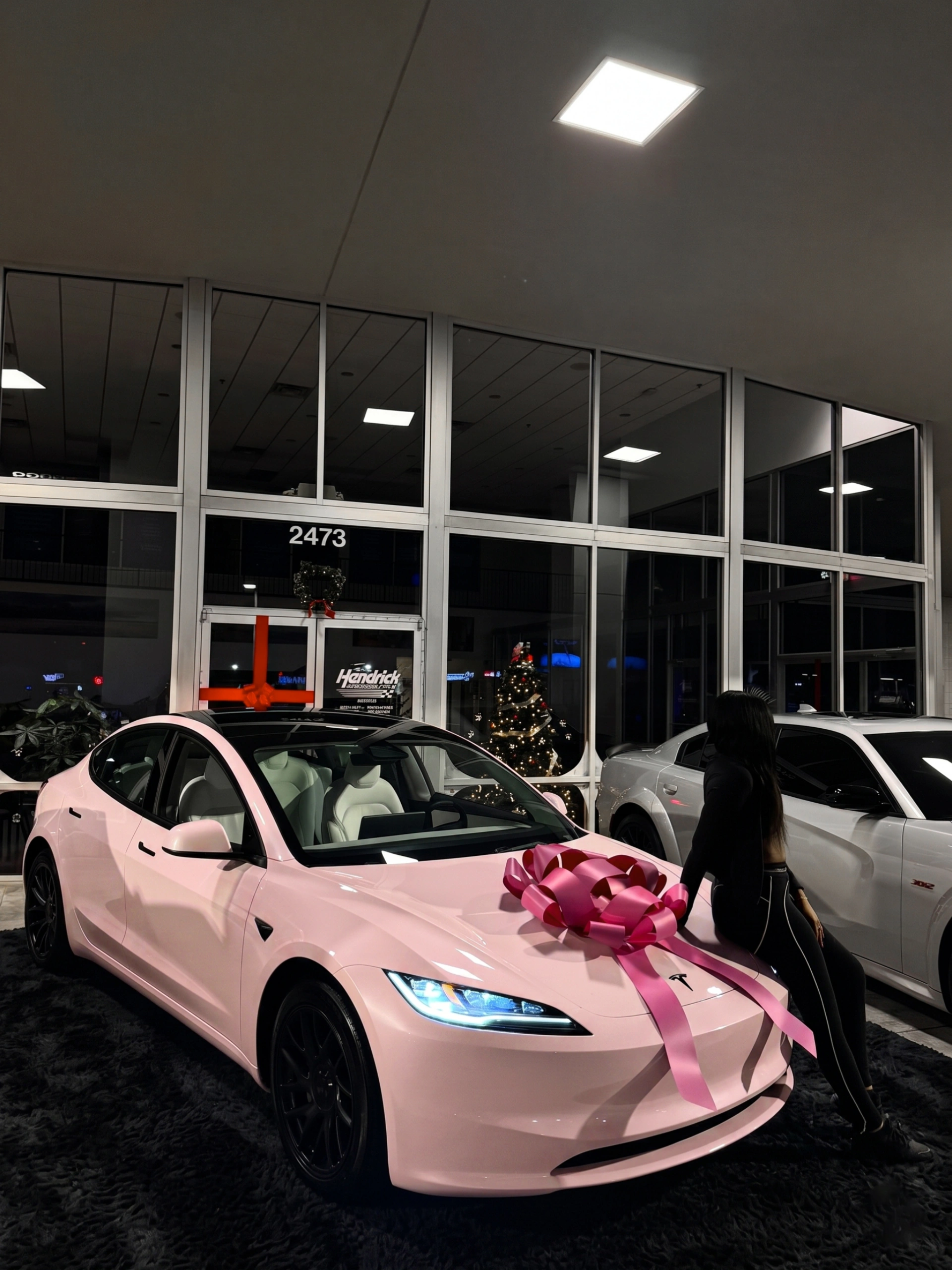 此时此刻只有女生才懂 喜提专属小电驴啦，改好了喜欢的粉色💓
甜而不腻的感觉💓💓奶芙芙的梧桐粉
又甜又辣才是辣妹标配[自拍R]仪式感满满！
#梦想中的车 #特斯拉3 #特斯拉改色 #model3改色 #特斯拉车主 #女生买车推荐 #新能源汽车 #FAMEWILL梧桐粉 @F金贝贝🦄