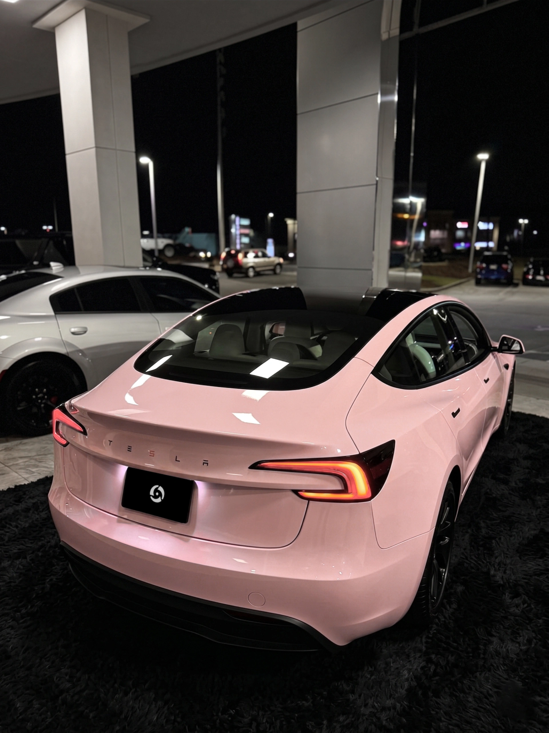 此时此刻只有女生才懂 喜提专属小电驴啦，改好了喜欢的粉色💓
甜而不腻的感觉💓💓奶芙芙的梧桐粉
又甜又辣才是辣妹标配[自拍R]仪式感满满！
#梦想中的车 #特斯拉3 #特斯拉改色 #model3改色 #特斯拉车主 #女生买车推荐 #新能源汽车 #FAMEWILL梧桐粉 @F金贝贝🦄