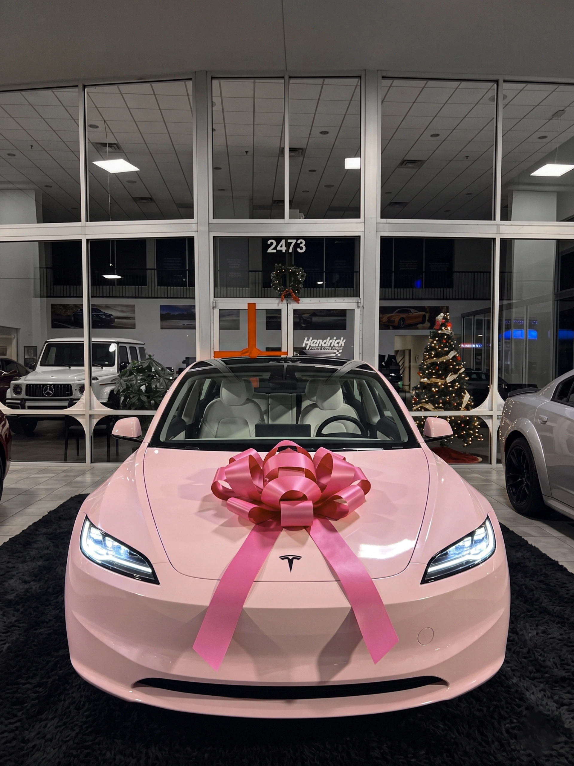 此时此刻只有女生才懂 喜提专属小电驴啦，改好了喜欢的粉色💓
甜而不腻的感觉💓💓奶芙芙的梧桐粉
又甜又辣才是辣妹标配[自拍R]仪式感满满！
#梦想中的车 #特斯拉3 #特斯拉改色 #model3改色 #特斯拉车主 #女生买车推荐 #新能源汽车 #FAMEWILL梧桐粉 @F金贝贝🦄