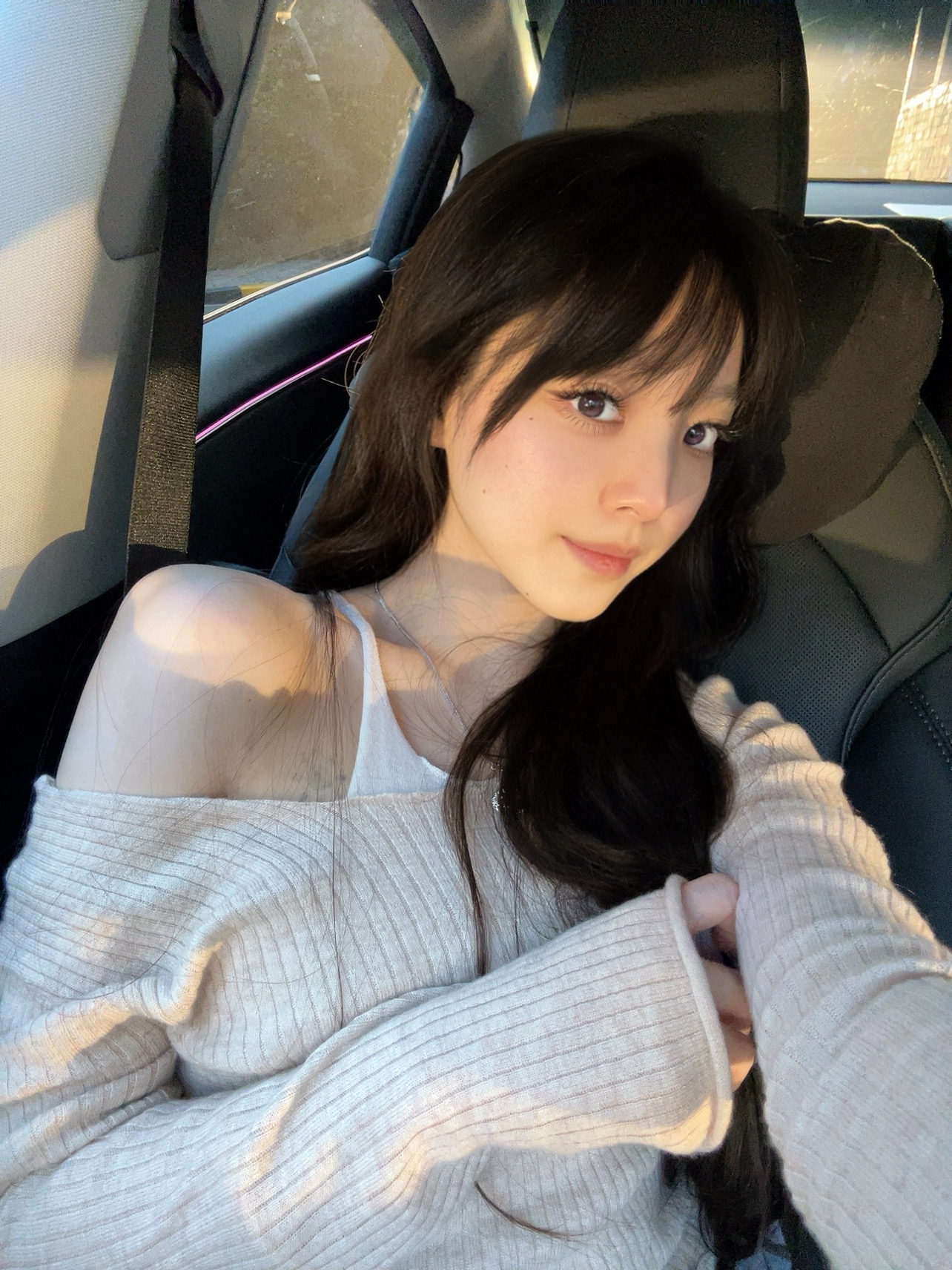 特斯拉首年免费保养！保姆级流程分享🫧 距离本车主提车已经过去一年多啦
一年时间我开了居然有1.5w公里了（惊）[扶墙R]
看到别人说一般满1w公里就应该要换空调滤芯
刚好特斯拉每年有两次免费检修的机会
我就选择了首年在4s店薅羊毛做保养啦～
	
一般电车保养主要就三项：
☑️轮胎换位＋更换空调滤芯＋空调清洗
	
其实一般有些地方只需要做空调滤芯的更换，但可能因为我在广东，空调里面都已经发霉了🤢，超级脏，换了滤芯之后还被迫做了空调管道清洗，这两项下来就花了差不多700 rmb。前后轮胎的换位也是必做项，说是这样可以保护轮胎，延长轮胎的寿命，这一项155rmb。保养的费用比我想象中要高一点，在传统印象中，电车就洗个空调，应该要比油车便宜很多才对。
我的首次保养总费用：💰848.83（参考图14）
	
特斯拉的售后服务还是很可以的，员工们都很热情，有一种回到大本营的感觉。
我最近是觉得车开起来有点晃，就让4s店帮我做了个轮胎动平衡，这一项还给我免去了费用，结果也是没啥问题，但是做了就安心了；另外我之前在外面补过胎，可能没有补好，里面的胶松动了（也许也是开起来感觉晃的原因？），4s店也给我免费重新固定了，整体的体验感还是非常好的！👍 不过现在在4s店保养，已经不给洗车，也没得充电了……旺旺雪饼也没有了😅
	
具体详细流程如下(参考图9-13)：
- 打开App，点击服务
- 点击配件与其他
- 点击其他服务，手动输入“日常维护保养”
- 填写地址
- 选择保养门店，以及具体时间段
- 按约定时间到店，带上钥匙卡，直接到售后接待台
- 与工作人员确定好保养项目
- 在休息区等待30-40分钟左右
- 完成保养，确认无误后，在App内付款即可
- 详细的价格单会在App中推送和留底
	
#特斯拉 #特斯拉保养 #电车保养 #特斯拉女车主 #特斯拉model3 #汽车保养 #汽车博主 #日常plog #手握方向盘的女孩 #汽车保养知识 @记得吃早餐🍪