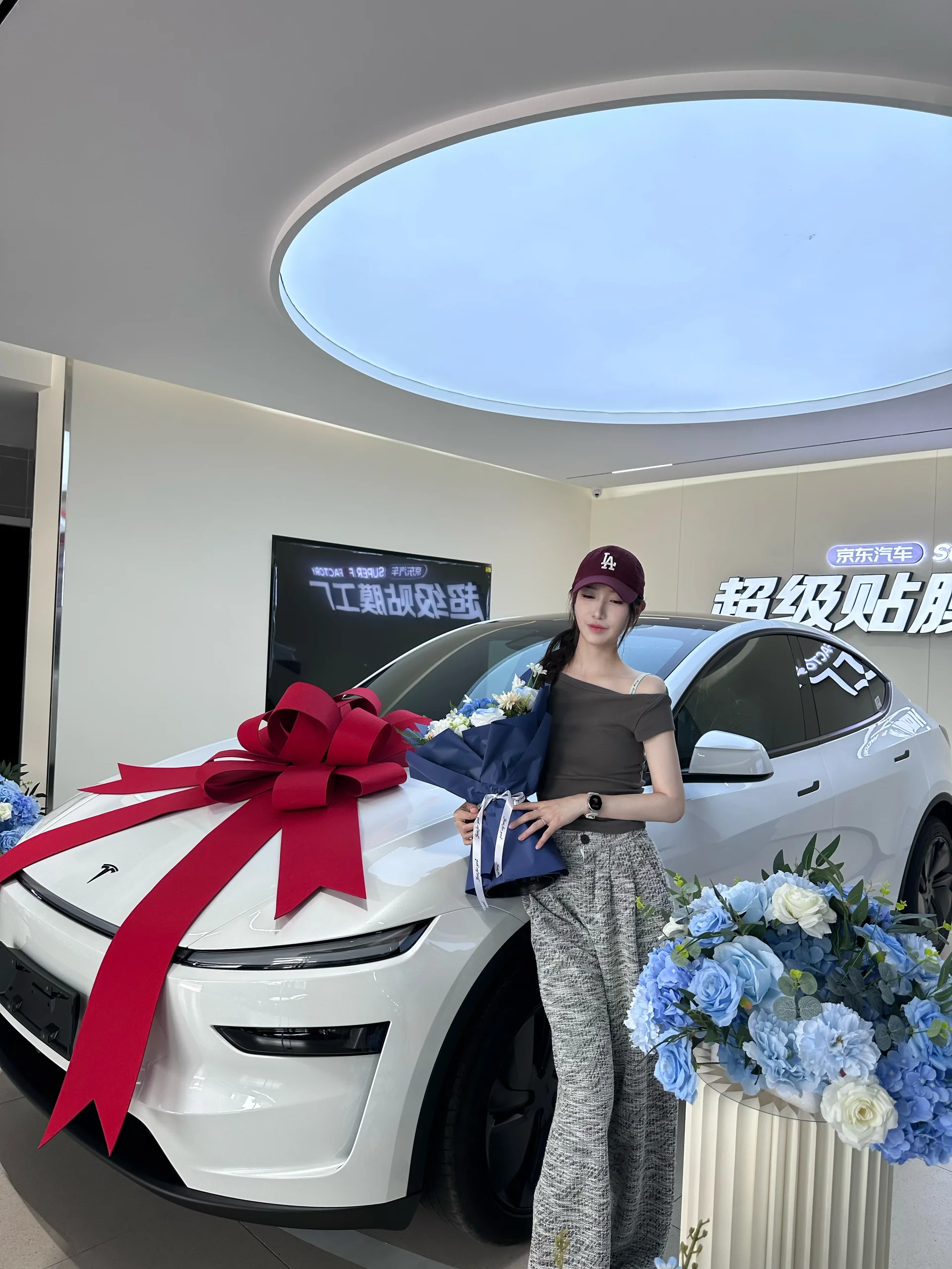 空乘上下班再也不用挤拼车啦🚗 喜提纯白奶油毛豆Y！全白内外直接戳中审美点✨
一眼沦陷的奶油白车身，打开车门整片白内饰干净治愈，氛围感直接封神。虽然天天被朋友调侃“以后不敢吃带酱的零食”，但颜值即正义！宽敞空间+顺滑驾驶，代步幸福感拉满。
往后风雨同行，大白陪我奔赴每一场日落🌿
#提车vlog #特斯拉纯白内饰 #新能源小车#特斯拉ModelY #纯白特斯拉 #民航人 #空乘日常 #通勤上下班 @云端迷了鹿