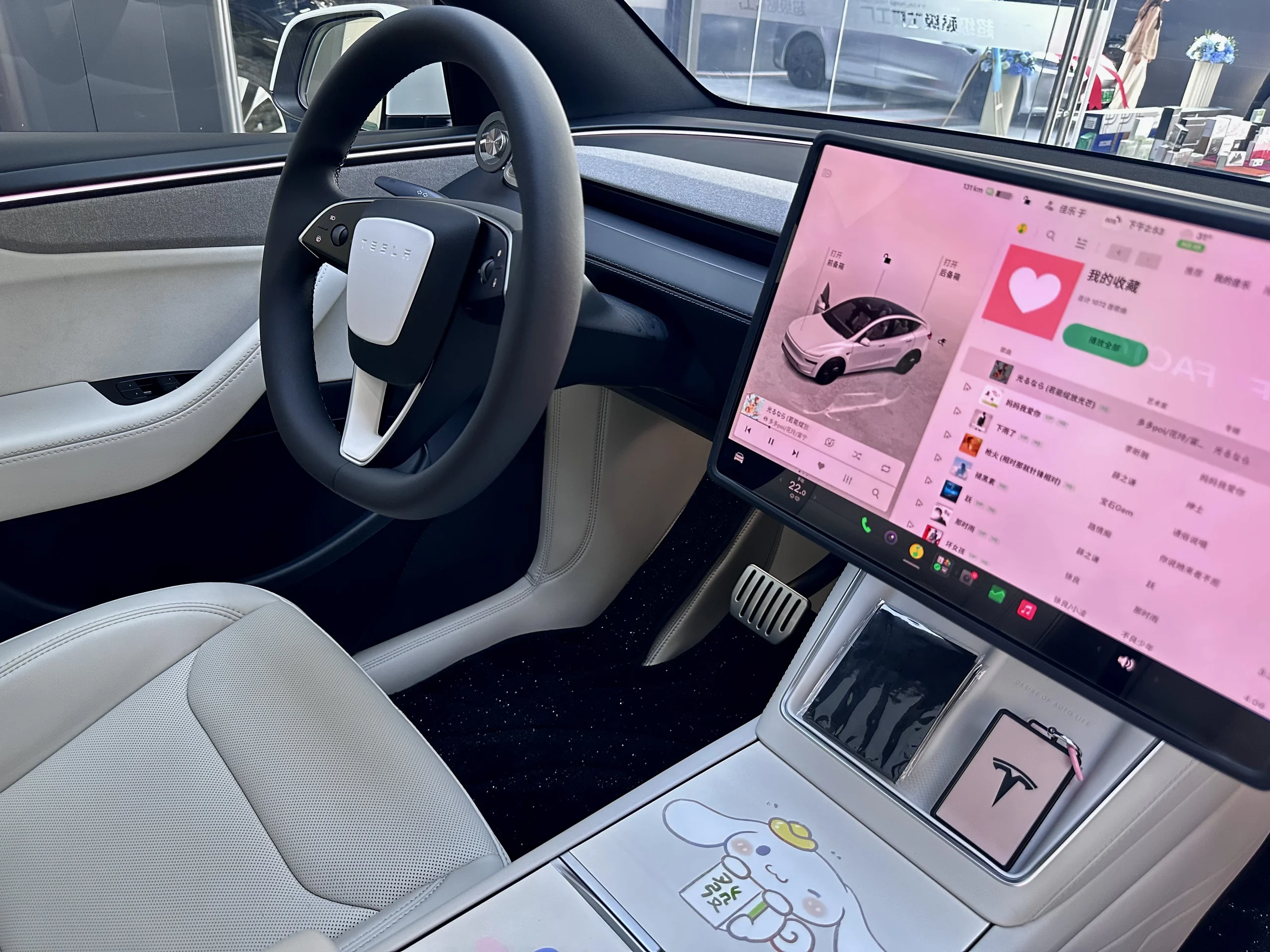 空乘上下班再也不用挤拼车啦🚗 喜提纯白奶油毛豆Y！全白内外直接戳中审美点✨
一眼沦陷的奶油白车身，打开车门整片白内饰干净治愈，氛围感直接封神。虽然天天被朋友调侃“以后不敢吃带酱的零食”，但颜值即正义！宽敞空间+顺滑驾驶，代步幸福感拉满。
往后风雨同行，大白陪我奔赴每一场日落🌿
#提车vlog #特斯拉纯白内饰 #新能源小车#特斯拉ModelY #纯白特斯拉 #民航人 #空乘日常 #通勤上下班 @云端迷了鹿