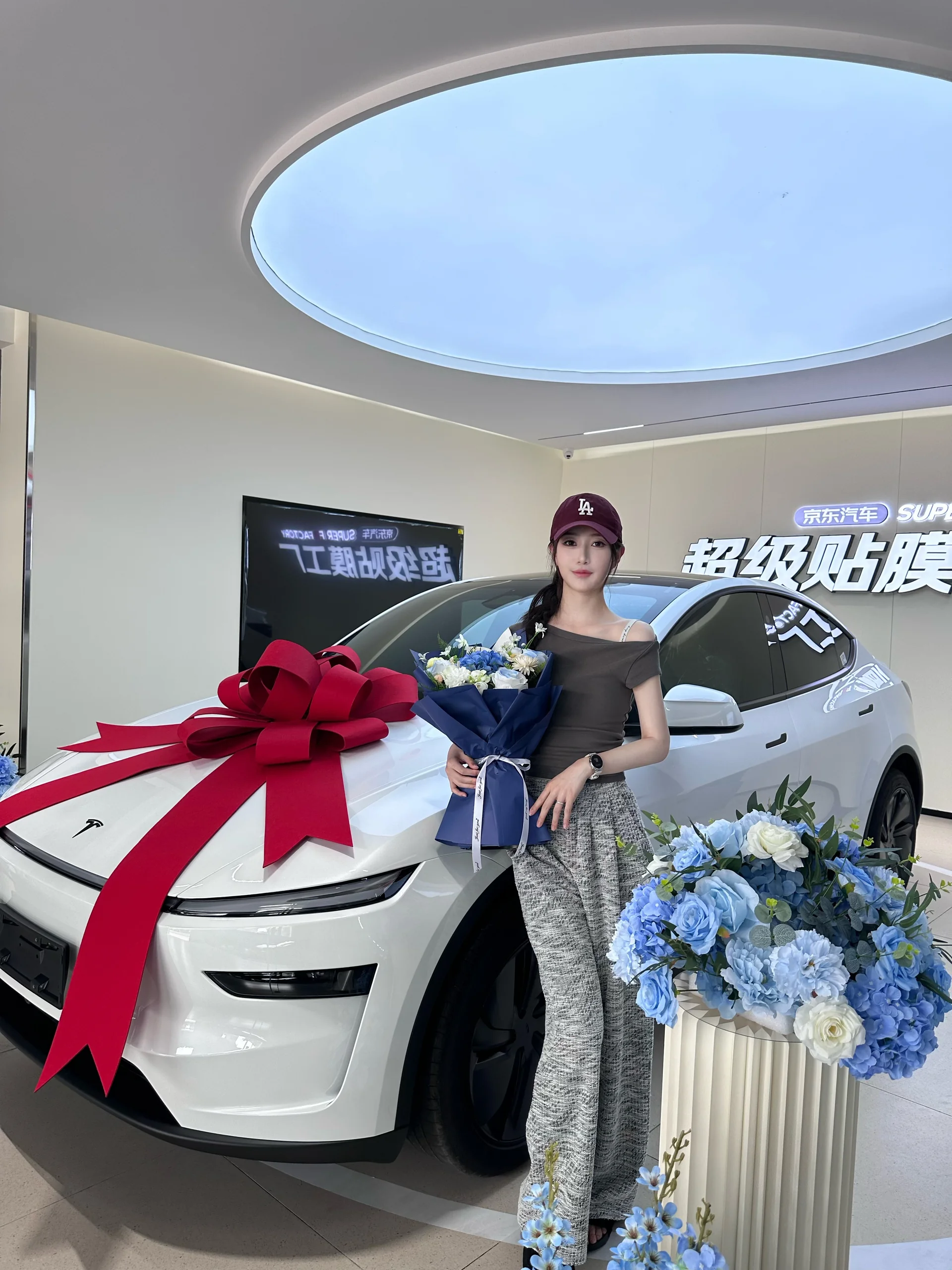 空乘上下班再也不用挤拼车啦🚗 喜提纯白奶油毛豆Y！全白内外直接戳中审美点✨
一眼沦陷的奶油白车身，打开车门整片白内饰干净治愈，氛围感直接封神。虽然天天被朋友调侃“以后不敢吃带酱的零食”，但颜值即正义！宽敞空间+顺滑驾驶，代步幸福感拉满。
往后风雨同行，大白陪我奔赴每一场日落🌿
#提车vlog #特斯拉纯白内饰 #新能源小车#特斯拉ModelY #纯白特斯拉 #民航人 #空乘日常 #通勤上下班 @云端迷了鹿
