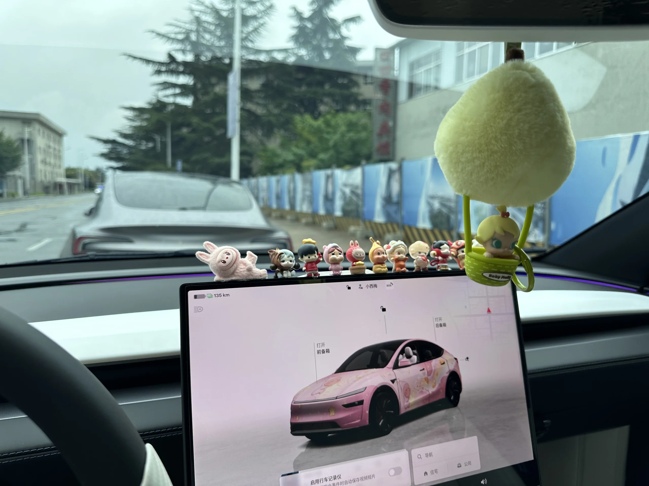 空乘上下班再也不用挤拼车啦🚗 喜提纯白奶油毛豆Y！全白内外直接戳中审美点✨
一眼沦陷的奶油白车身，打开车门整片白内饰干净治愈，氛围感直接封神。虽然天天被朋友调侃“以后不敢吃带酱的零食”，但颜值即正义！宽敞空间+顺滑驾驶，代步幸福感拉满。
往后风雨同行，大白陪我奔赴每一场日落🌿
#提车vlog #特斯拉纯白内饰 #新能源小车#特斯拉ModelY #纯白特斯拉 #民航人 #空乘日常 #通勤上下班 @云端迷了鹿
