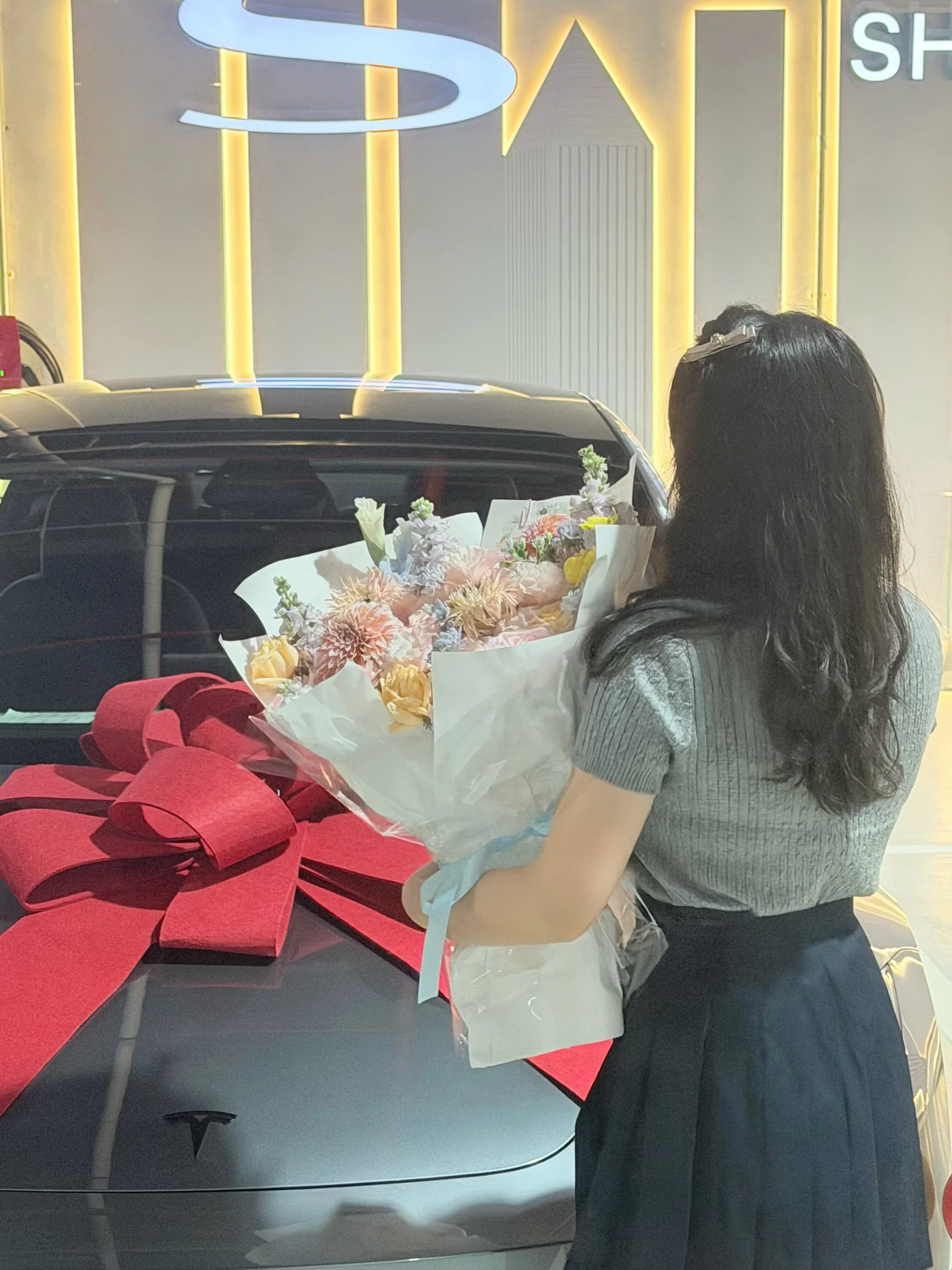 今天不探店 今天提车♥️ 父亲节朋友圈文案都想好了
“全力倚父”
“别问落地价，父爱无价”
“想要混得好，就要啃点老”
	
虽然特斯拉真的很毛坯
（感觉很少女孩会喜欢特斯拉内饰）
但是驾驶感受真的很不错
以后特斯拉就陪着我上下班吧♥️
	
#不敢想象在这里拍照有多绝 #提车日记 #喜提爱车 #卖车需要仪式感 #提车仪式 #特斯拉 #梦中情车 #颜值高的车 #特斯拉车主 #新能源汽车@特斯拉 @Jasmine茉莉呀