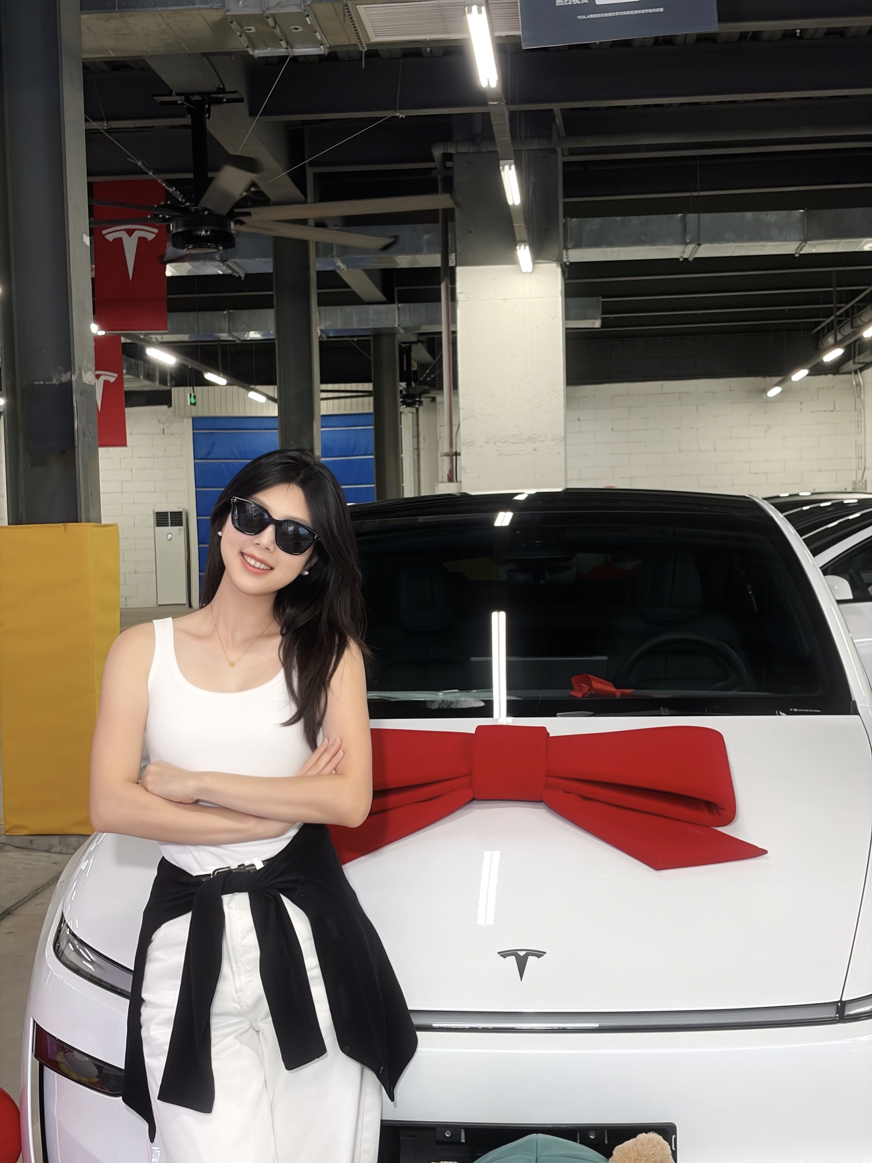 27岁不靠父母 拿下特斯拉🚗 迎来属于自己的新座驾✨
低调拿下特斯拉焕新Model Y
没有轰轰烈烈的仪式感，只是安静完成了一份小小的心愿🎉
选车没有跟风，不追热度、不攀比
喜欢它极简干净的线条、沉稳又高级
新款升级后的底盘更舒适，内饰质感细腻，日常通勤、周末短途自驾都刚刚好
喜欢这种安静又自由的感觉😊😊
车门一关，是独属于自己的松弛与安全感
慢慢努力，慢慢拥有，生活一点点变得顺心如意
往后风雨皆可奔赴，自由、坦荡、岁岁平安🚗💨
	
#特斯拉焕新modely #特斯拉 #女生提车 #低调提车 #新车落地 #我的代步小车 #提车仪式 @大慧慧Aurora（备婚版👰）