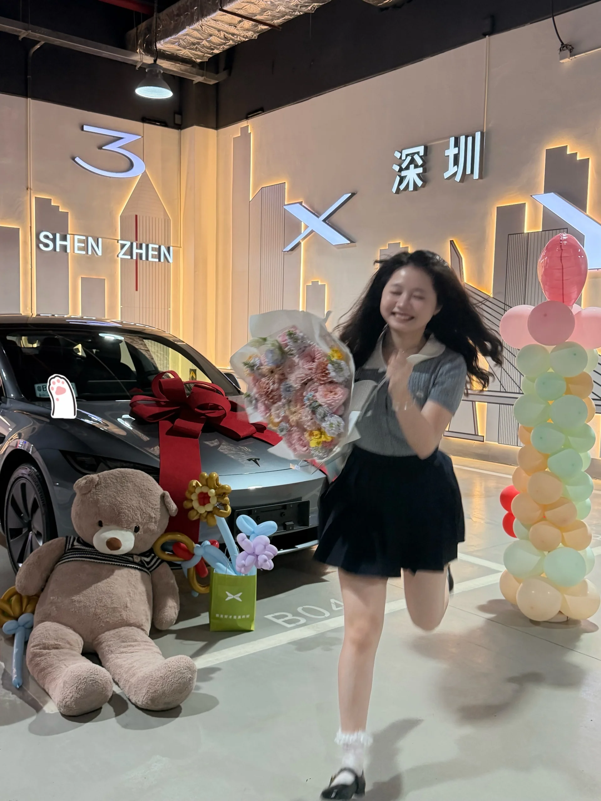 今天不探店 今天提车♥️ 父亲节朋友圈文案都想好了
“全力倚父”
“别问落地价，父爱无价”
“想要混得好，就要啃点老”
	
虽然特斯拉真的很毛坯
（感觉很少女孩会喜欢特斯拉内饰）
但是驾驶感受真的很不错
以后特斯拉就陪着我上下班吧♥️
	
#不敢想象在这里拍照有多绝 #提车日记 #喜提爱车 #卖车需要仪式感 #提车仪式 #特斯拉 #梦中情车 #颜值高的车 #特斯拉车主 #新能源汽车@特斯拉 @Jasmine茉莉呀
