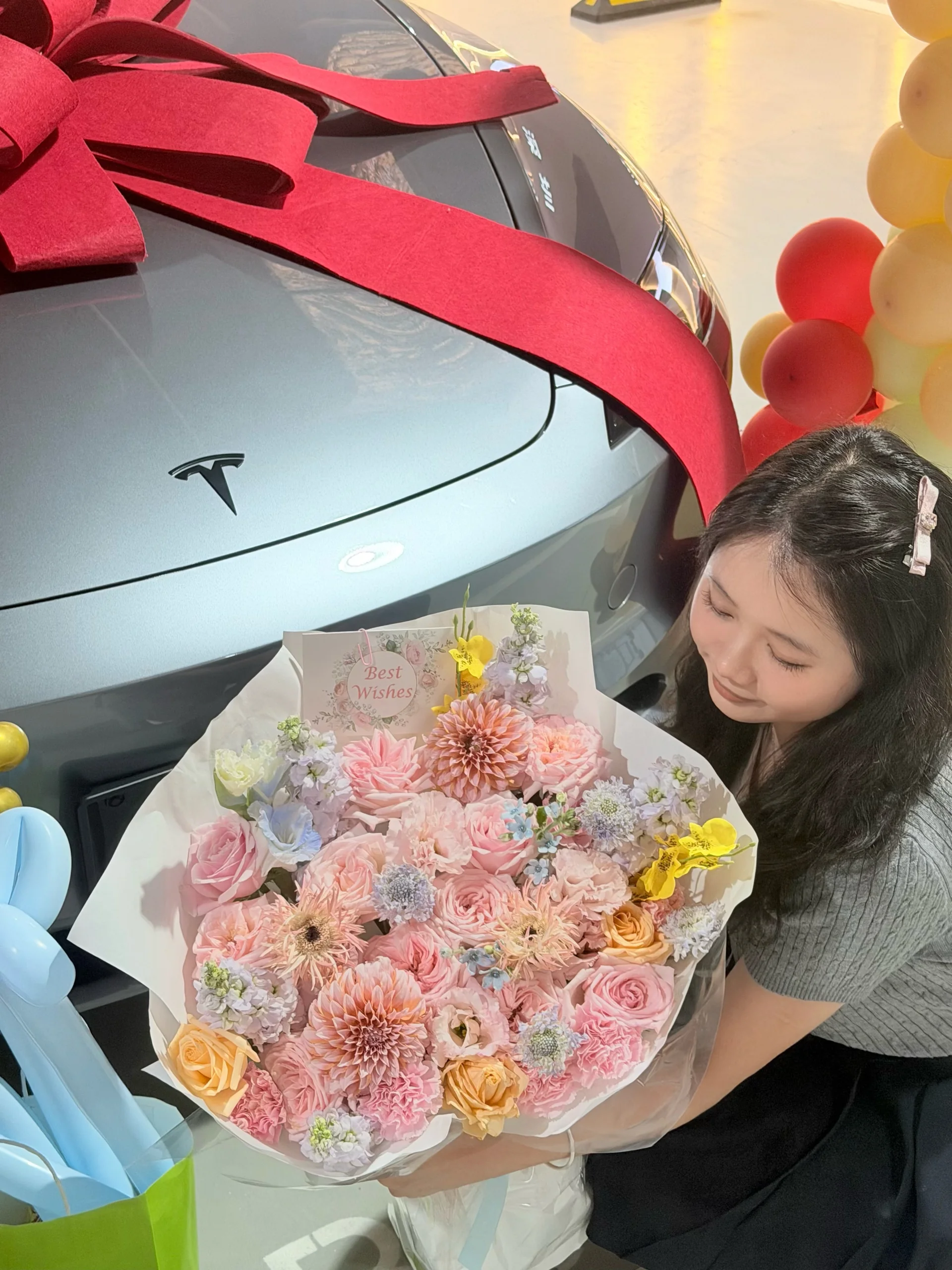 今天不探店 今天提车♥️ 父亲节朋友圈文案都想好了
“全力倚父”
“别问落地价，父爱无价”
“想要混得好，就要啃点老”
	
虽然特斯拉真的很毛坯
（感觉很少女孩会喜欢特斯拉内饰）
但是驾驶感受真的很不错
以后特斯拉就陪着我上下班吧♥️
	
#不敢想象在这里拍照有多绝 #提车日记 #喜提爱车 #卖车需要仪式感 #提车仪式 #特斯拉 #梦中情车 #颜值高的车 #特斯拉车主 #新能源汽车@特斯拉 @Jasmine茉莉呀