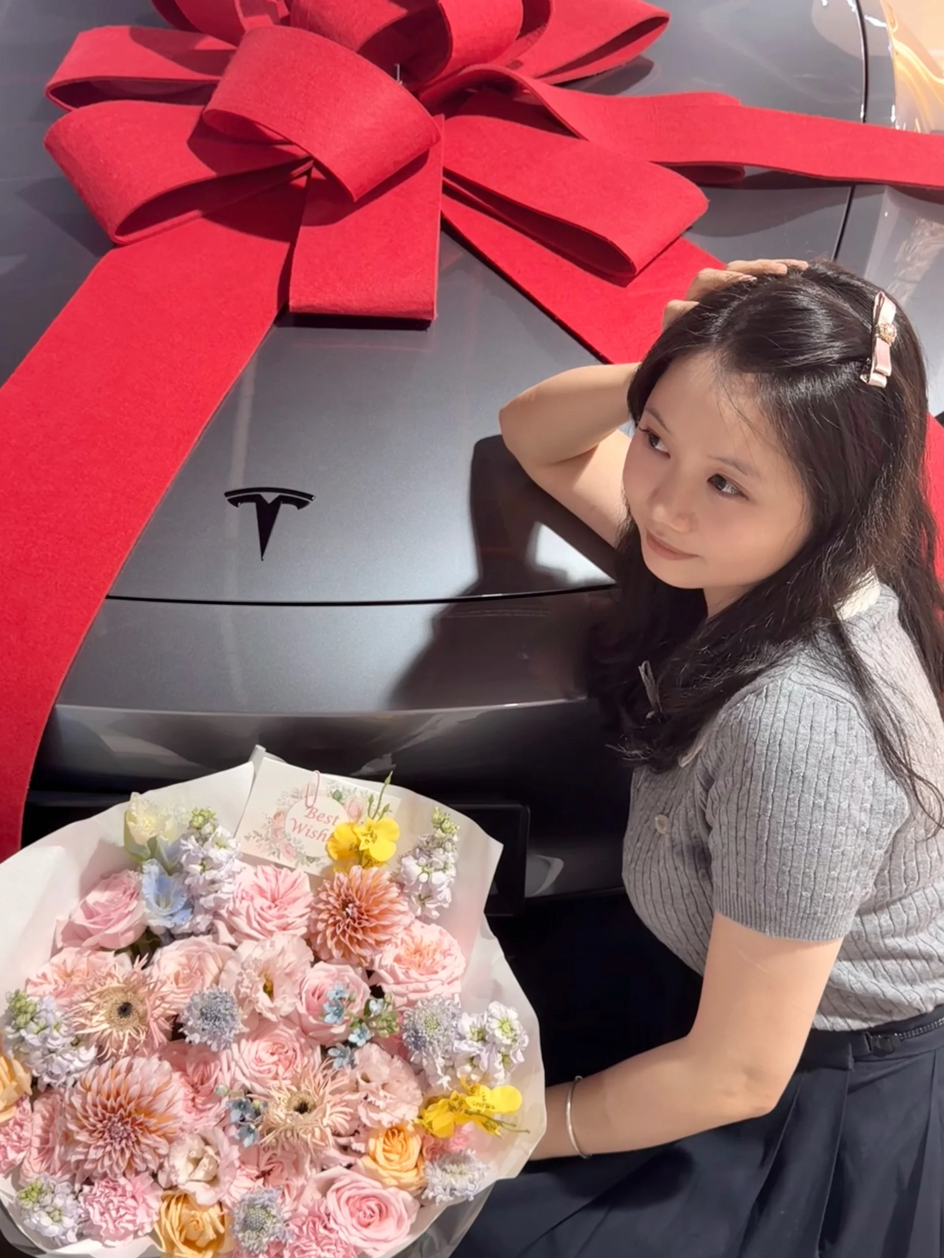 今天不探店 今天提车♥️ 父亲节朋友圈文案都想好了
“全力倚父”
“别问落地价，父爱无价”
“想要混得好，就要啃点老”
	
虽然特斯拉真的很毛坯
（感觉很少女孩会喜欢特斯拉内饰）
但是驾驶感受真的很不错
以后特斯拉就陪着我上下班吧♥️
	
#不敢想象在这里拍照有多绝 #提车日记 #喜提爱车 #卖车需要仪式感 #提车仪式 #特斯拉 #梦中情车 #颜值高的车 #特斯拉车主 #新能源汽车@特斯拉 @Jasmine茉莉呀