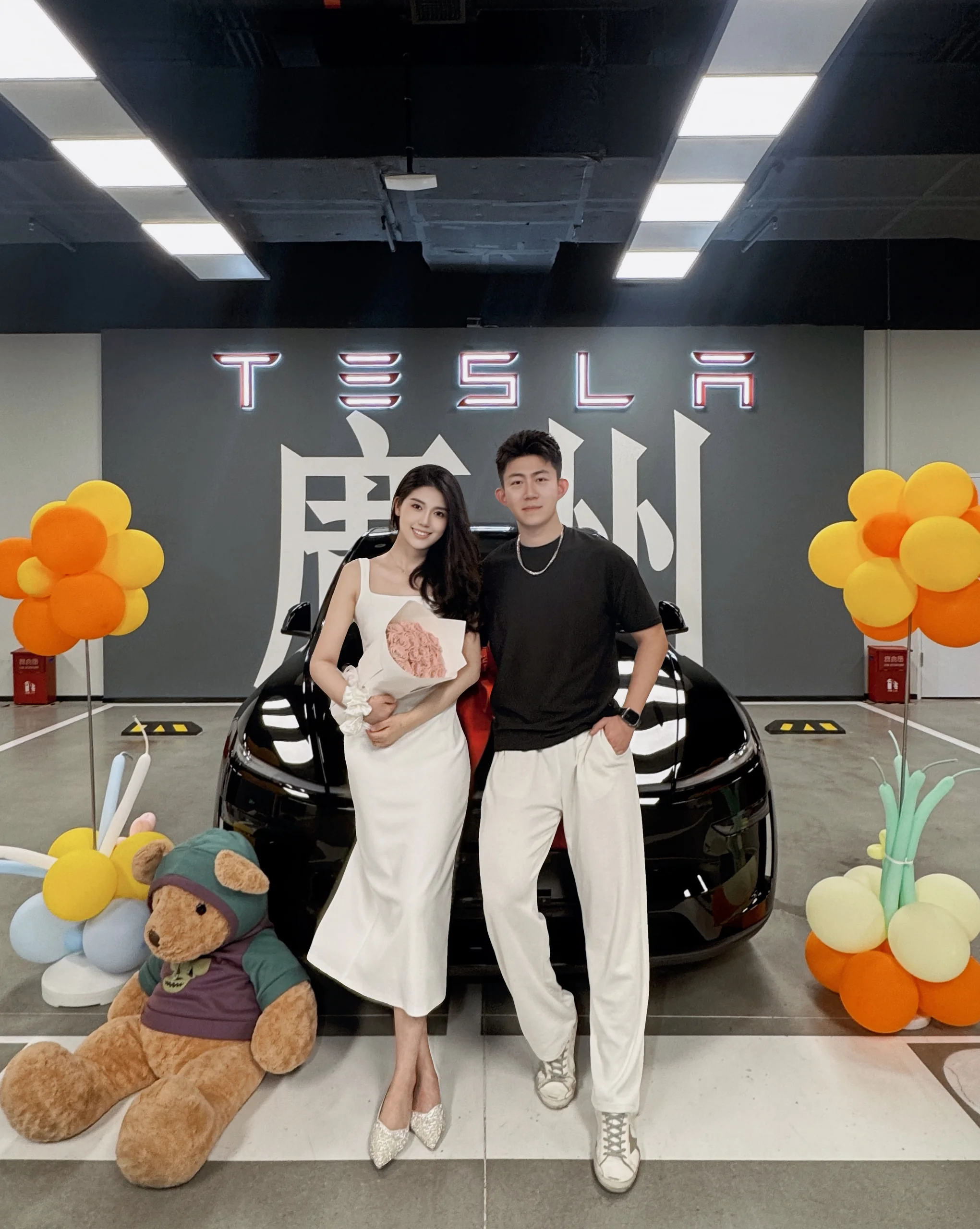 提车啦! #大玩具 #喜提新车 #特斯拉Y 注意看 这个女人叫小美 今天她提车了🎉 @是阿珊呀