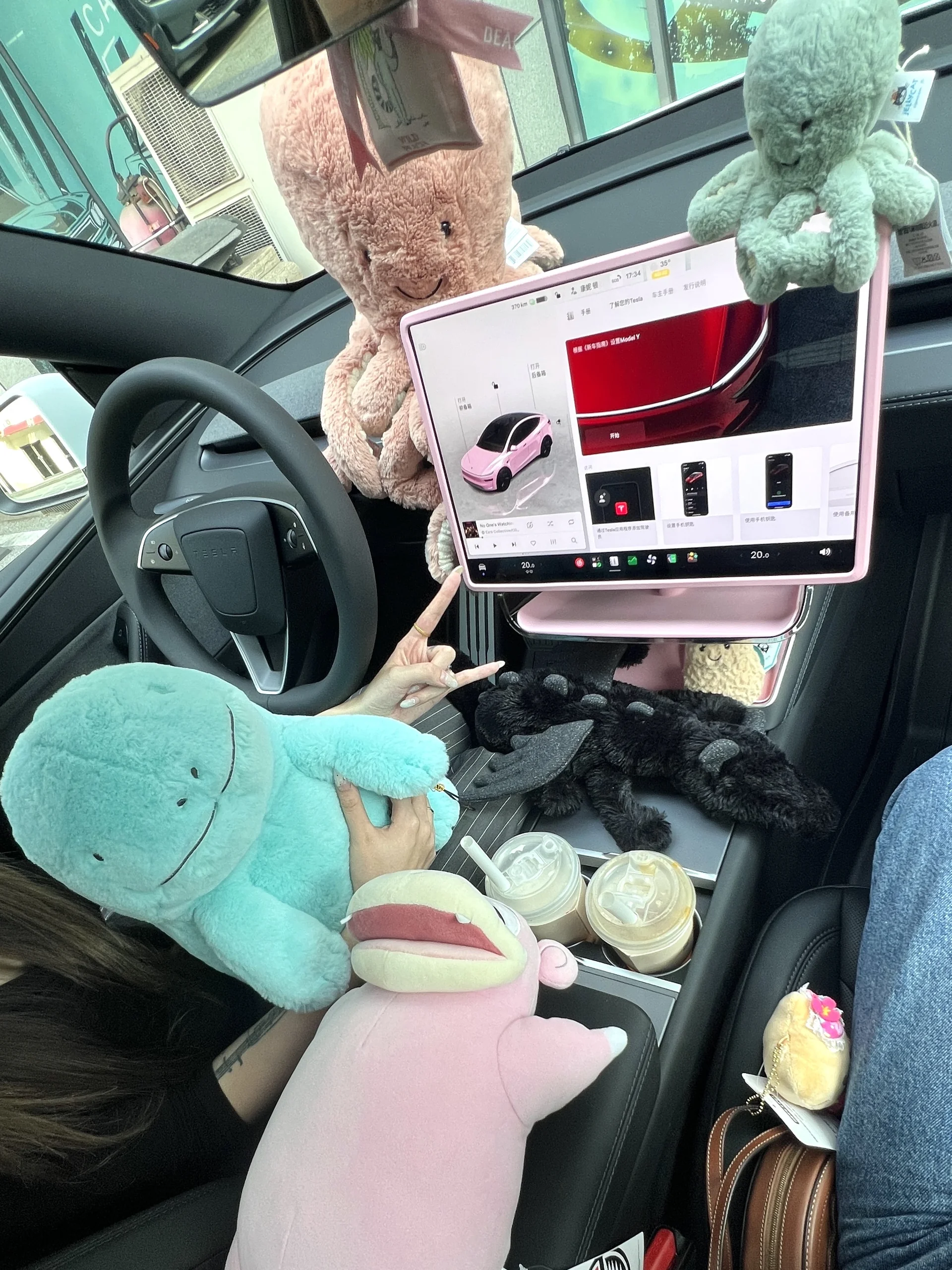恭喜鼠标仔喜提一手女司机🦭 我第一次去卢浮宫的时候，并没有什么特别的感觉，因为属于我的蒙娜丽莎，我早已遇见，初次遇见你的那天，齿轮开始转动，无法停止那将要失去什么的预感，虽说已经有很多次了，让我们再来一个吻吧Can you give me one last kiss？忘れたくないこと Oh oh oh oh oh~ 忘れたくないこと，Oh oh oh oh oh，I love you more than you'll ever know🎶🎶
无敌暴暴龙启动之🦖～
#大玩具 #提车 #特斯拉 @肥啾w