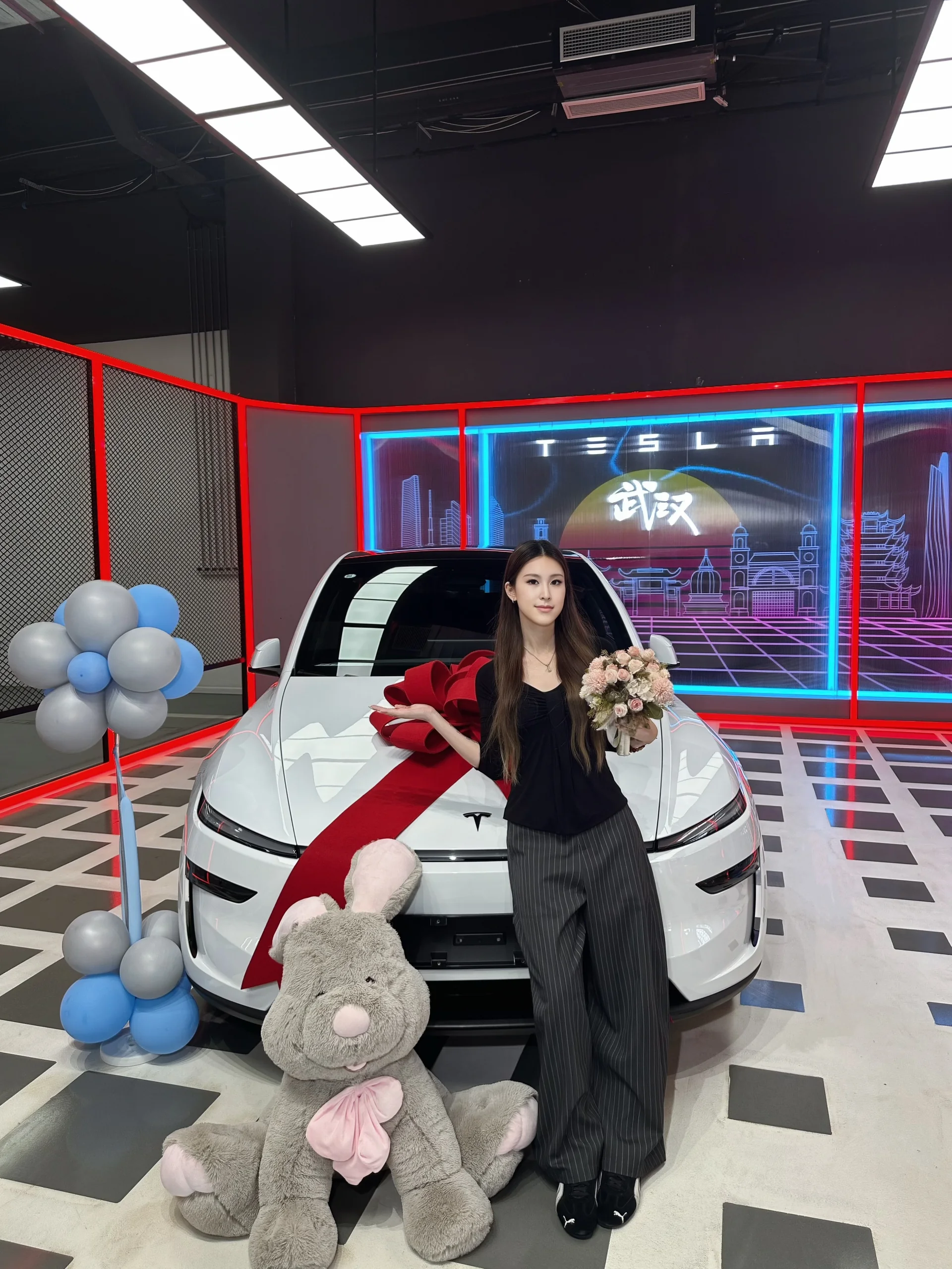 恭喜鼠标仔喜提一手女司机🦭 我第一次去卢浮宫的时候，并没有什么特别的感觉，因为属于我的蒙娜丽莎，我早已遇见，初次遇见你的那天，齿轮开始转动，无法停止那将要失去什么的预感，虽说已经有很多次了，让我们再来一个吻吧Can you give me one last kiss？忘れたくないこと Oh oh oh oh oh~ 忘れたくないこと，Oh oh oh oh oh，I love you more than you'll ever know🎶🎶
无敌暴暴龙启动之🦖～
#大玩具 #提车 #特斯拉 @肥啾w