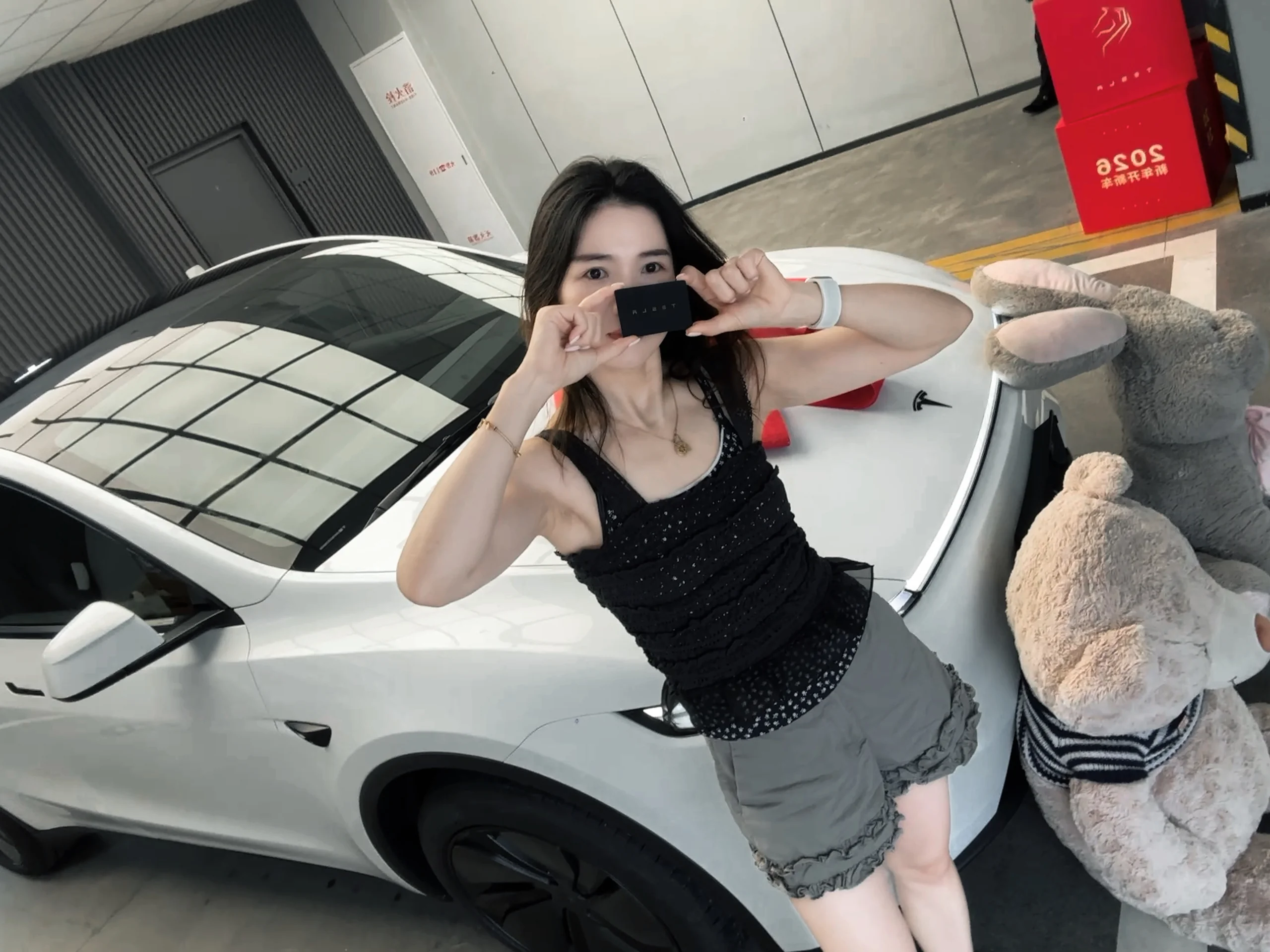 #提车日记｜🖤焕新Model Y
	
接我滴善良大鼠标回家
	
谁说浪漫
不能当饭吃
面包和爱情我都要
	
新车落地
顺顺利利，一切顺遂，平平安安#这该死的仪式感 #喜提新车 #仪式感拿捏 #爱情和面包我都要有 #把浪漫装进车里 @吾美丽