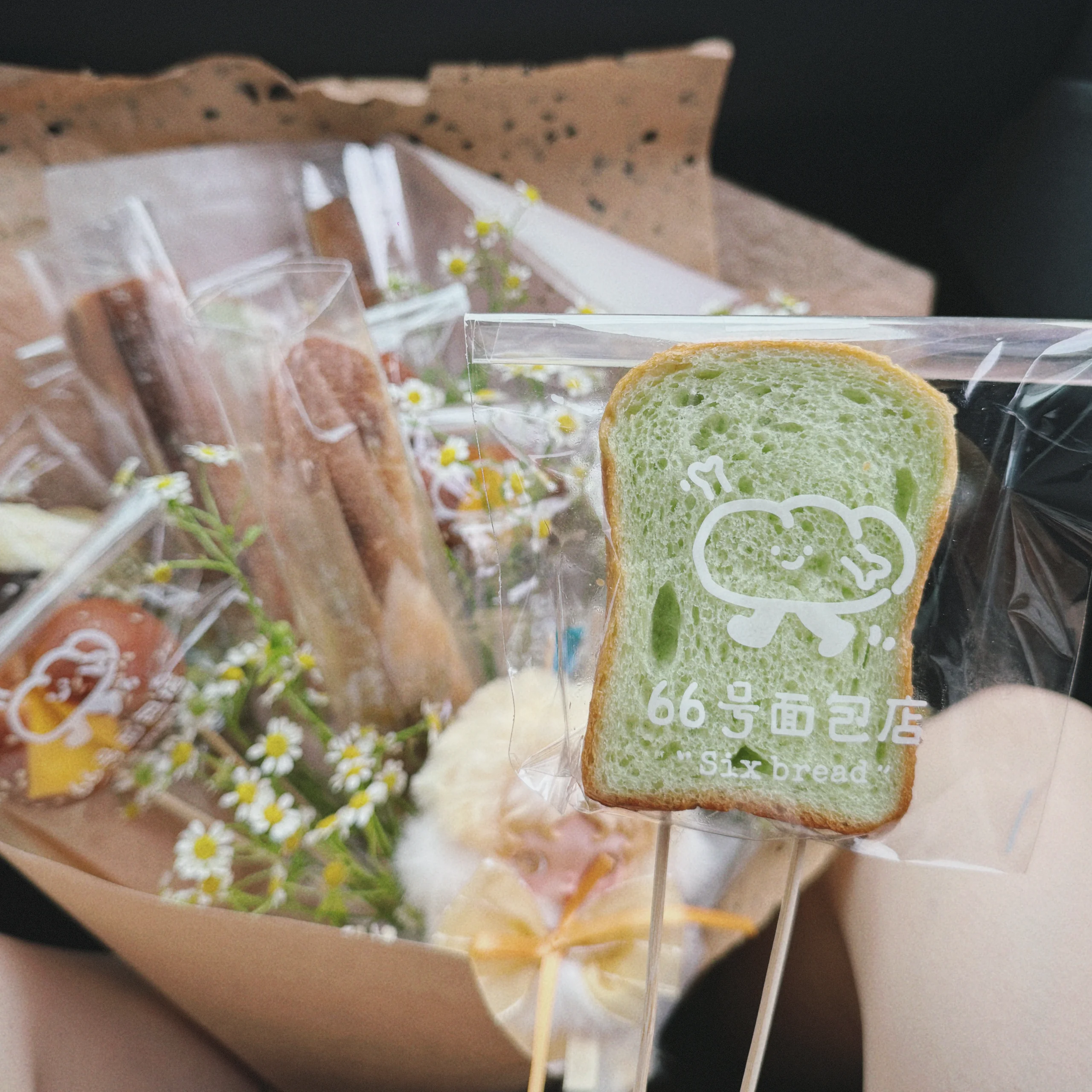 #提车日记｜🖤焕新Model Y
	
接我滴善良大鼠标回家
	
谁说浪漫
不能当饭吃
面包和爱情我都要
	
新车落地
顺顺利利，一切顺遂，平平安安#这该死的仪式感 #喜提新车 #仪式感拿捏 #爱情和面包我都要有 #把浪漫装进车里 @吾美丽